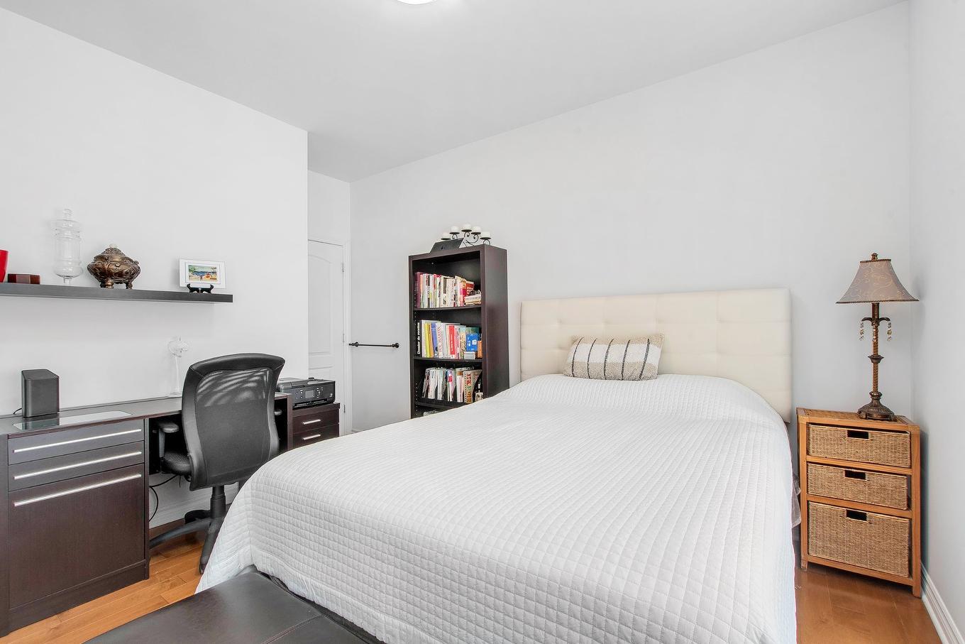 Chambre à coucher - 203-645 Rue Montmartre, Mascouche, QC - Indoor Photo Showing Bedroom