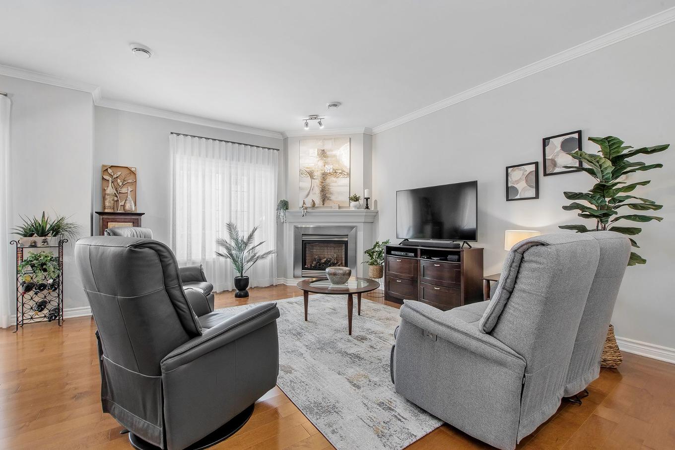 Salon - 203-645 Rue Montmartre, Mascouche, QC - Indoor Photo Showing Living Room With Fireplace