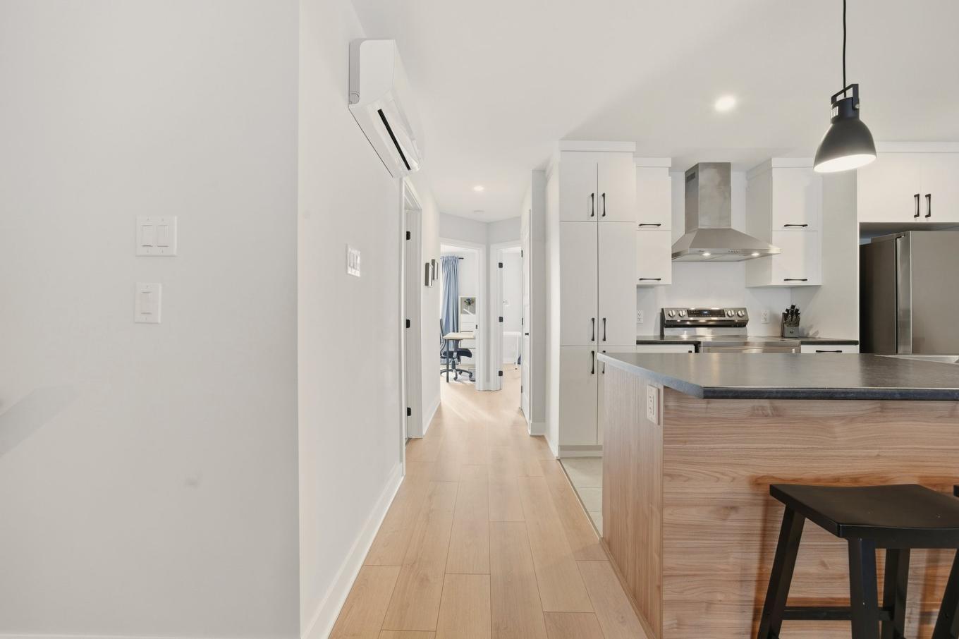 Corridor - 7-900 Rue Du Gisement, Sherbrooke (Les Nations), QC - Indoor Photo Showing Kitchen With Upgraded Kitchen
