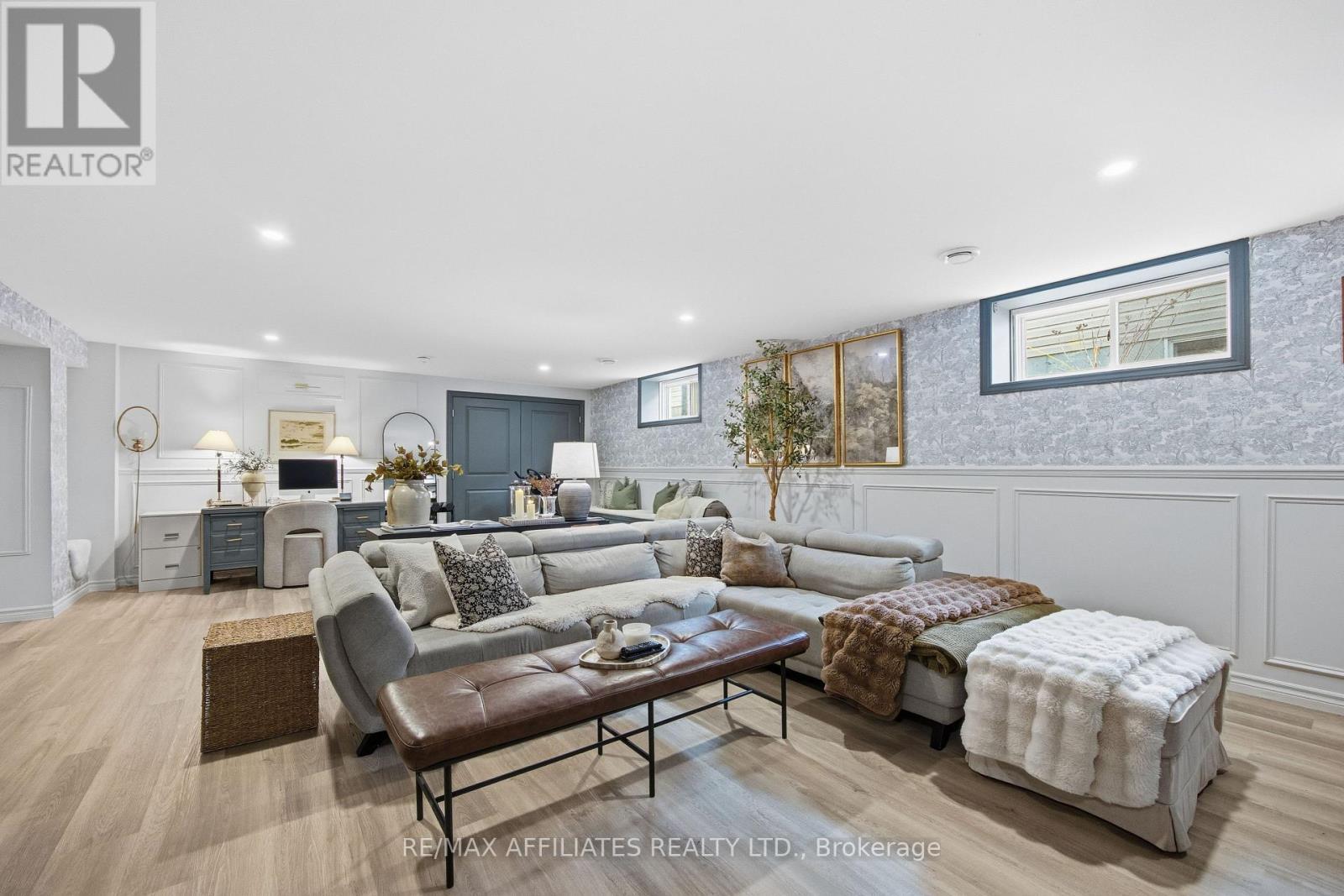 19 Senators Gate Drive, Perth, ON - Indoor Photo Showing Living Room