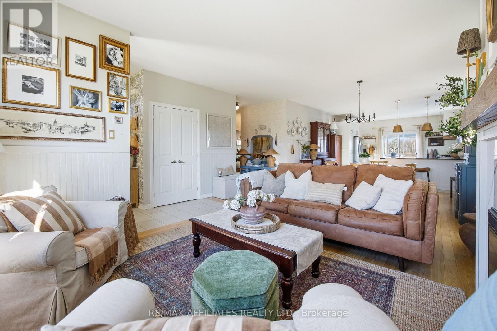 19 Senators Gate Drive, Perth, ON - Indoor Photo Showing Living Room