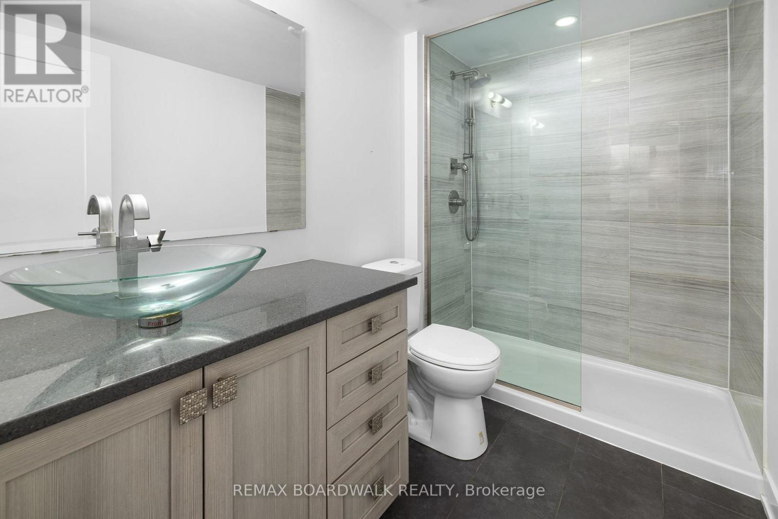 104 Holmwood Avenue, Ottawa, ON - Indoor Photo Showing Bathroom