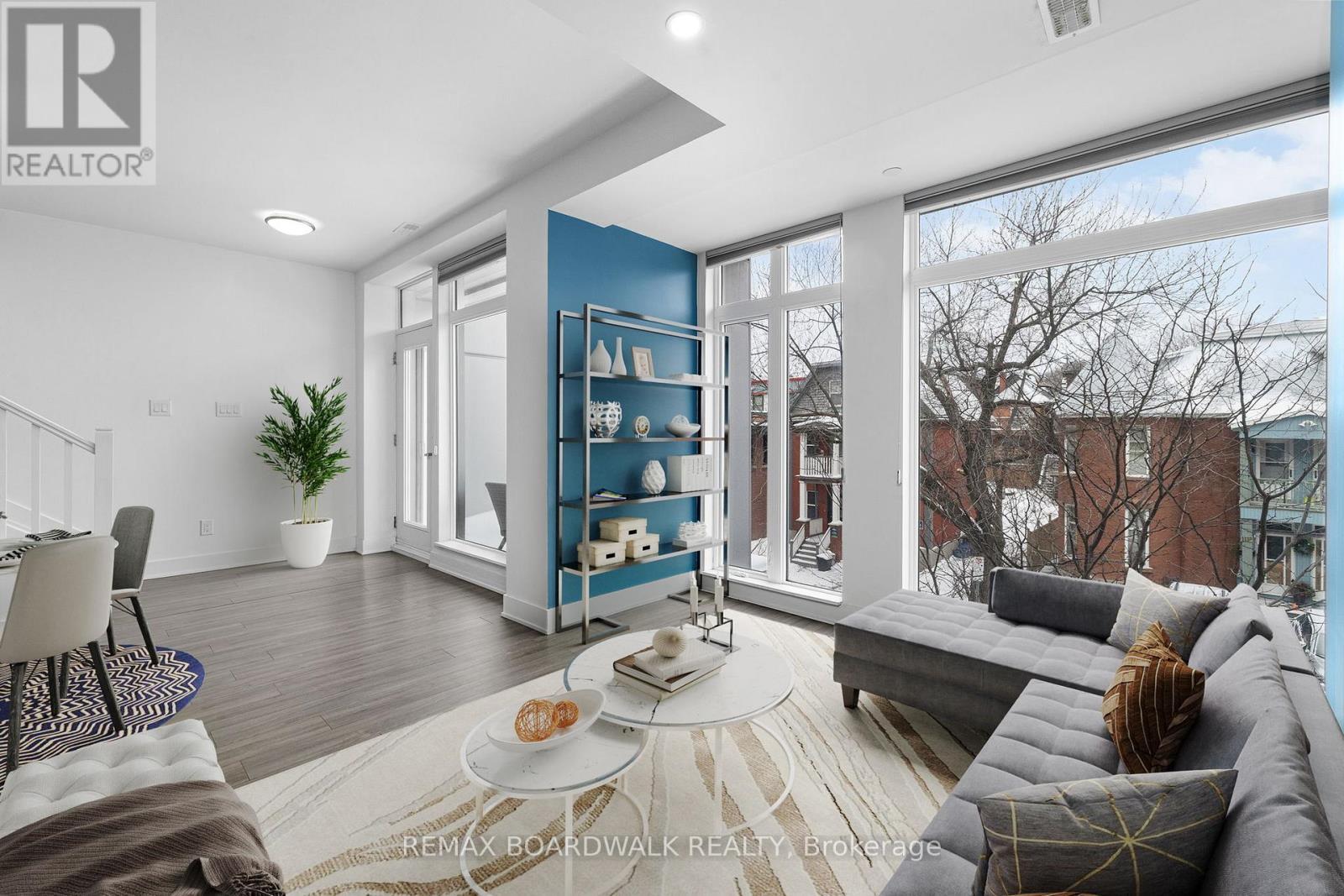 This photo has been virtually staged - 104 Holmwood Avenue, Ottawa, ON - Indoor Photo Showing Living Room