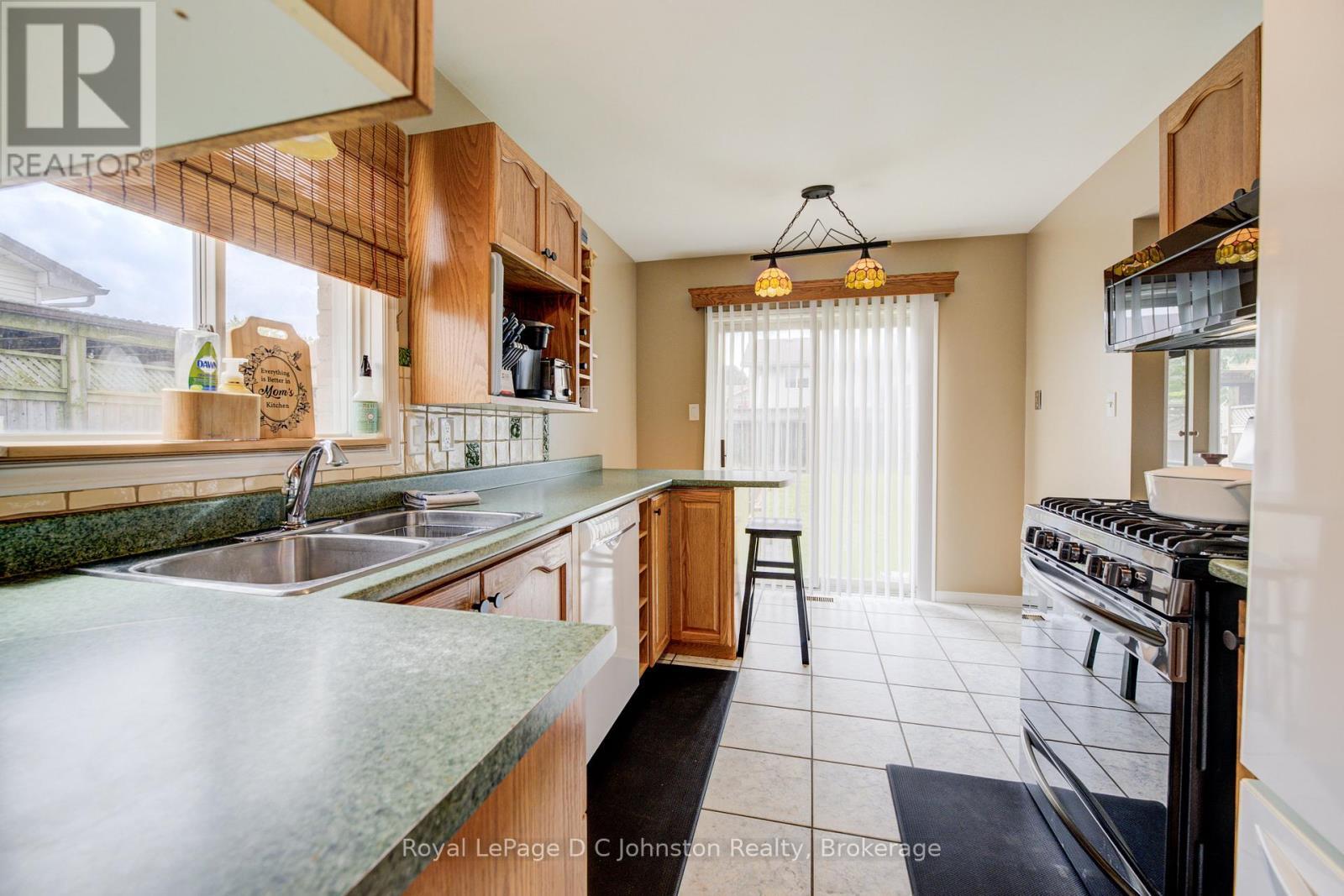 254 Scott Road, Cambridge, ON - Indoor Photo Showing Kitchen With Double Sink