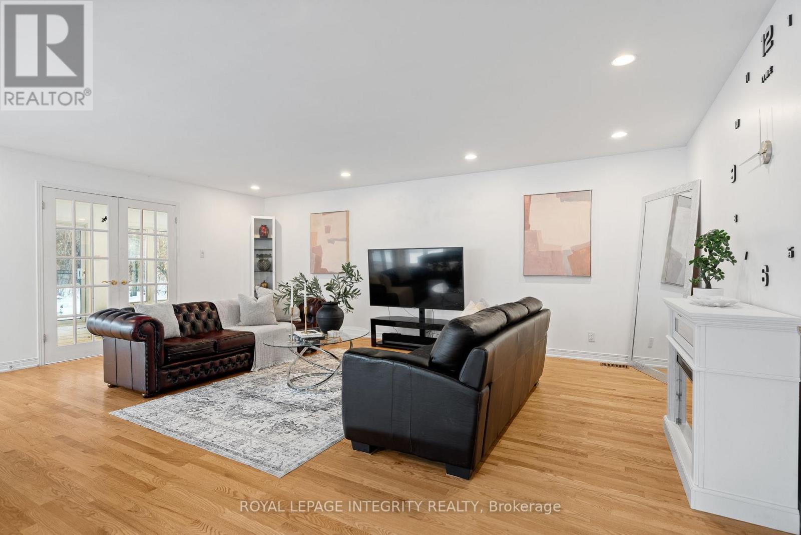 16 St Andrews Circle, Ottawa, ON - Indoor Photo Showing Living Room