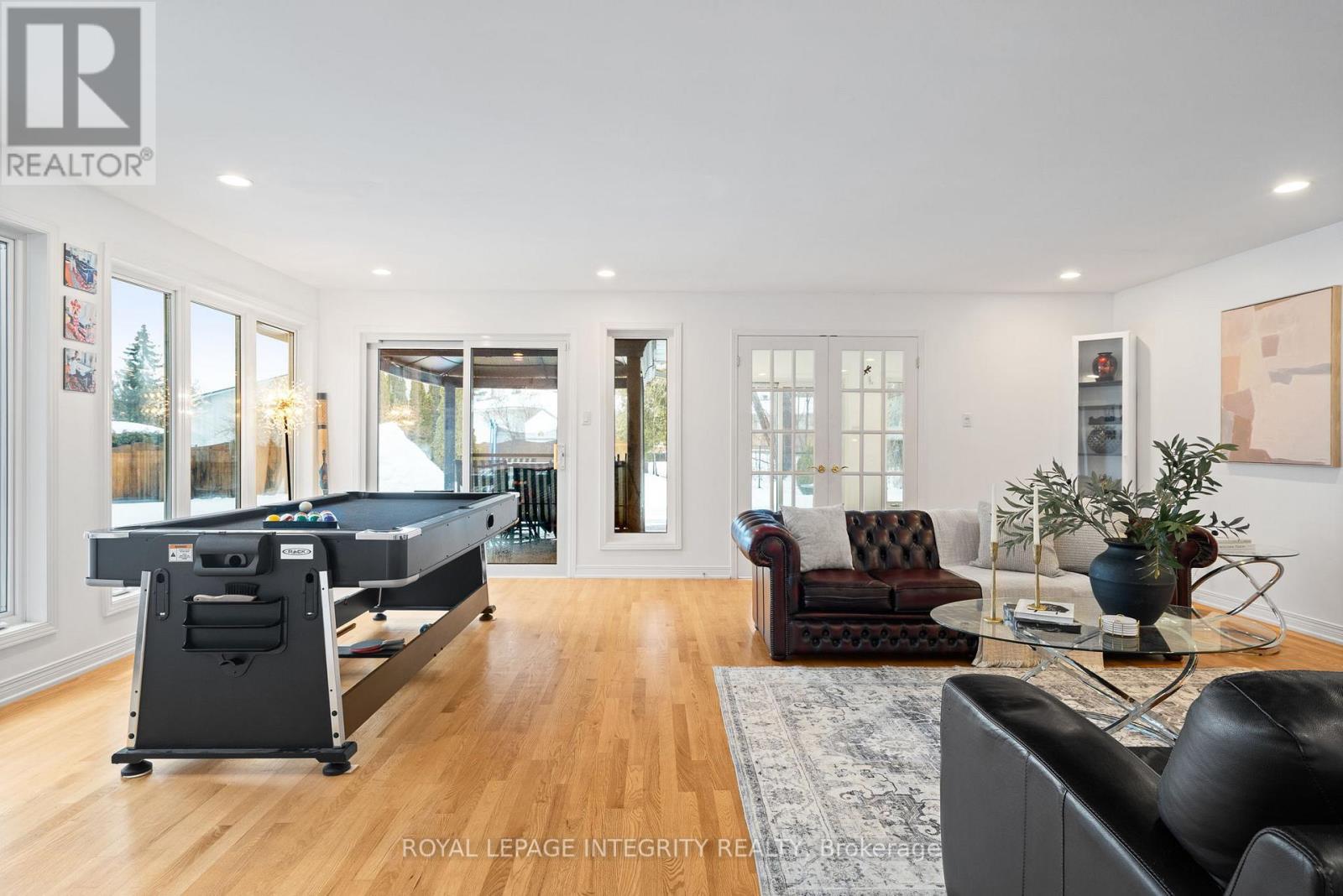 16 St Andrews Circle, Ottawa, ON - Indoor Photo Showing Living Room