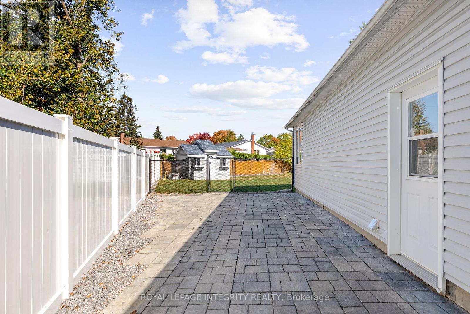 16 St Andrews Circle, Ottawa, ON - Outdoor