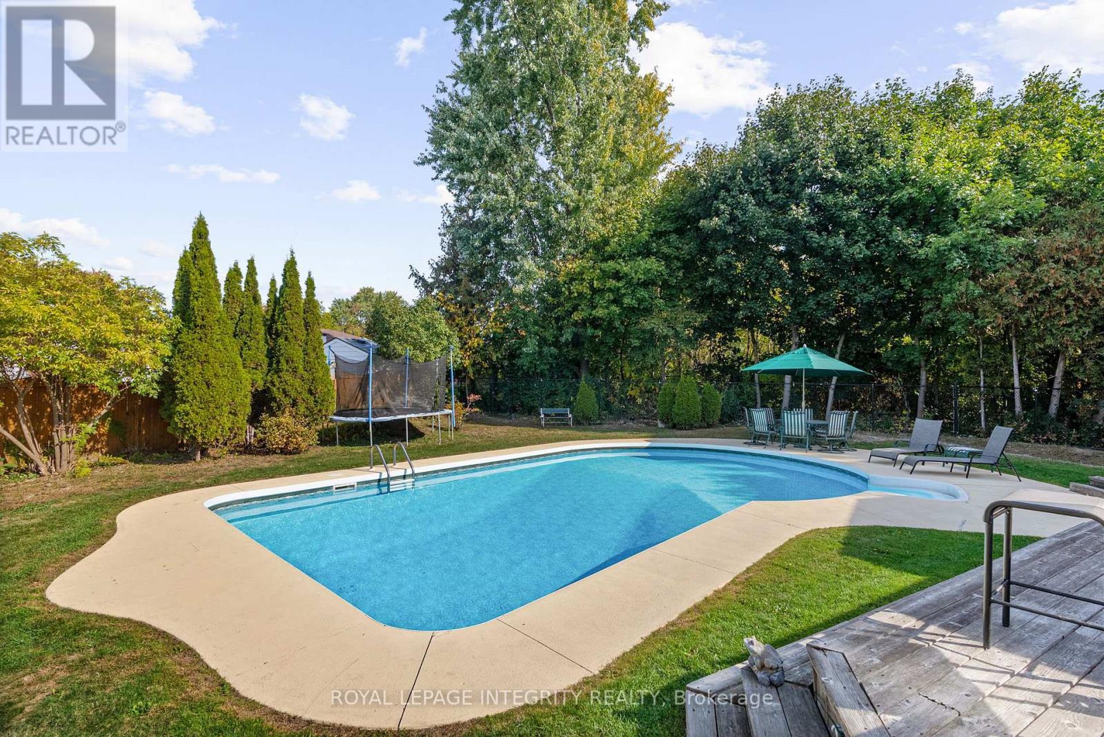 16 St Andrews Circle, Ottawa, ON - Outdoor With In Ground Pool With Backyard