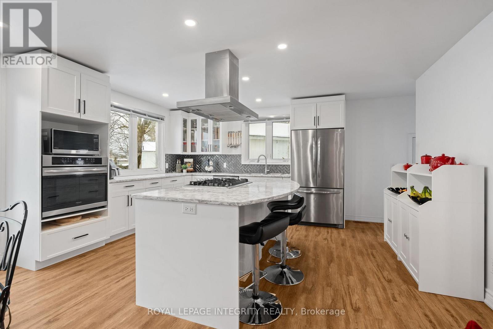 16 St Andrews Circle, Ottawa, ON - Indoor Photo Showing Kitchen With Upgraded Kitchen
