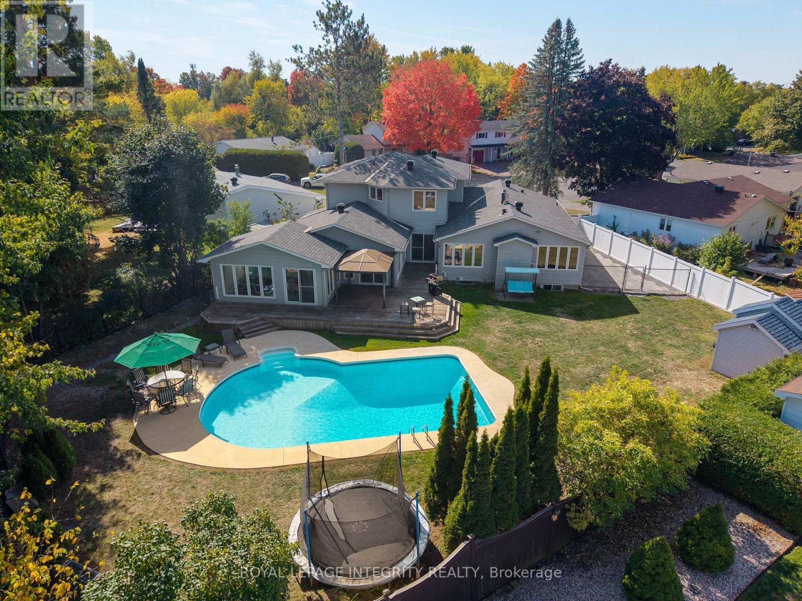 16 St Andrews Circle, Ottawa, ON - Outdoor With In Ground Pool