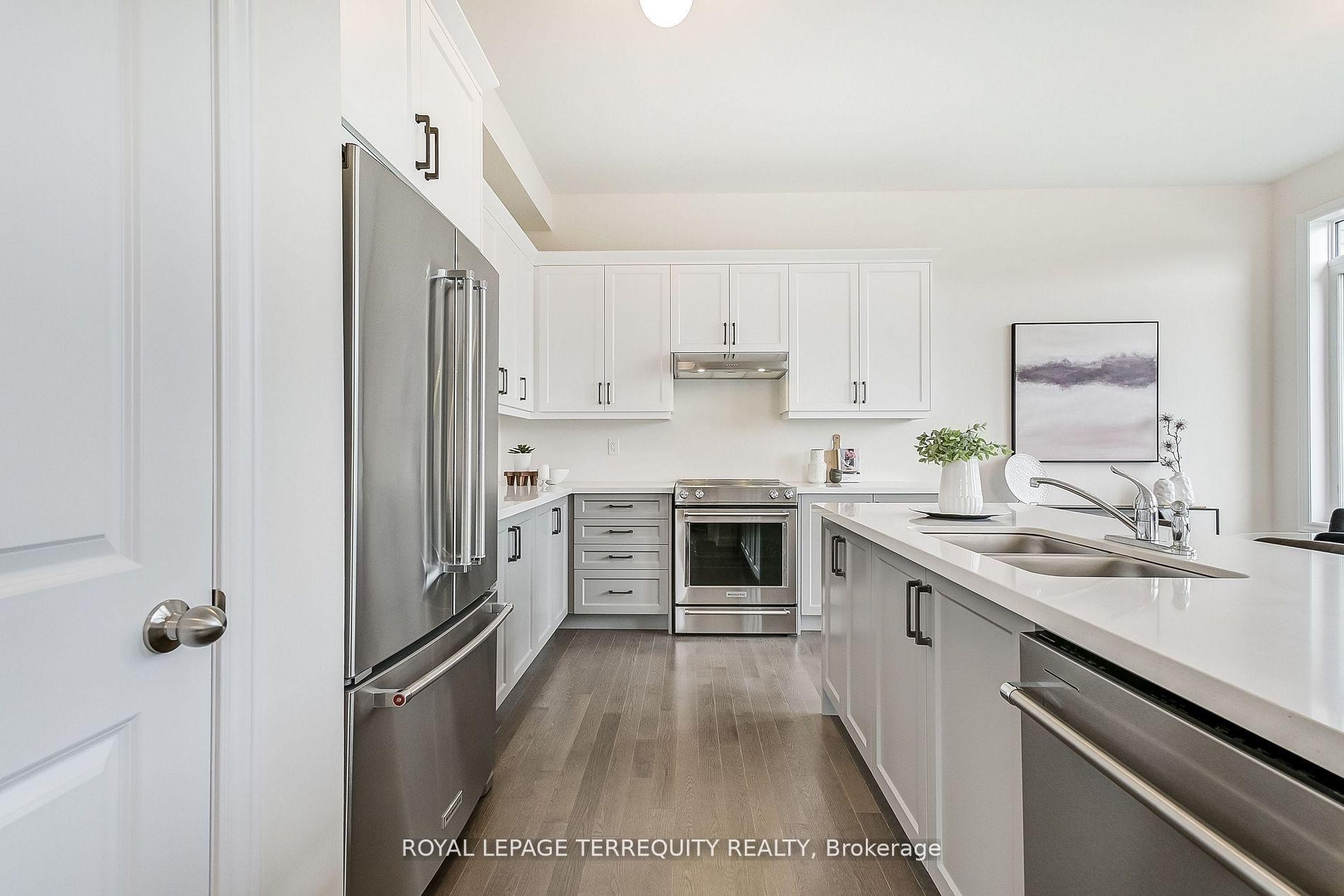 244 Mckean Drive, Whitchurch-Stouffville, ON - Indoor Photo Showing Kitchen With Double Sink With Upgraded Kitchen