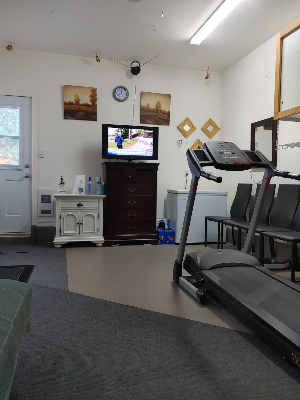 Garage - 20500 Rue Des Sports, Mirabel, QC - Indoor Photo Showing Gym Room