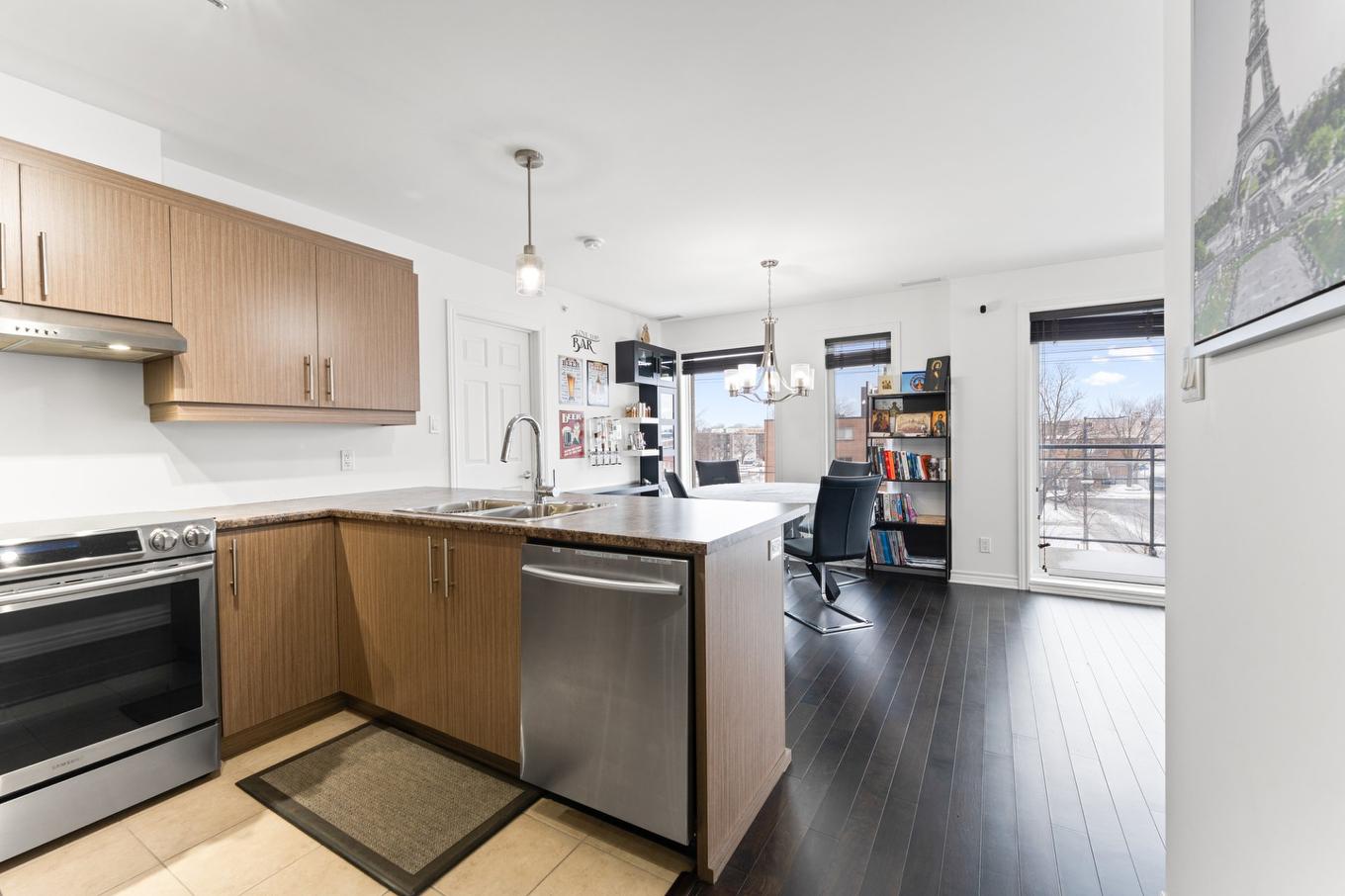 Kitchen - 301-121 Rue François-Souillard, Laval (Laval-Des-Rapides), QC - Indoor Photo Showing Kitchen With Double Sink