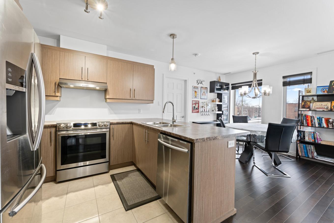 Kitchen - 301-121 Rue François-Souillard, Laval (Laval-Des-Rapides), QC - Indoor Photo Showing Kitchen With Double Sink With Upgraded Kitchen