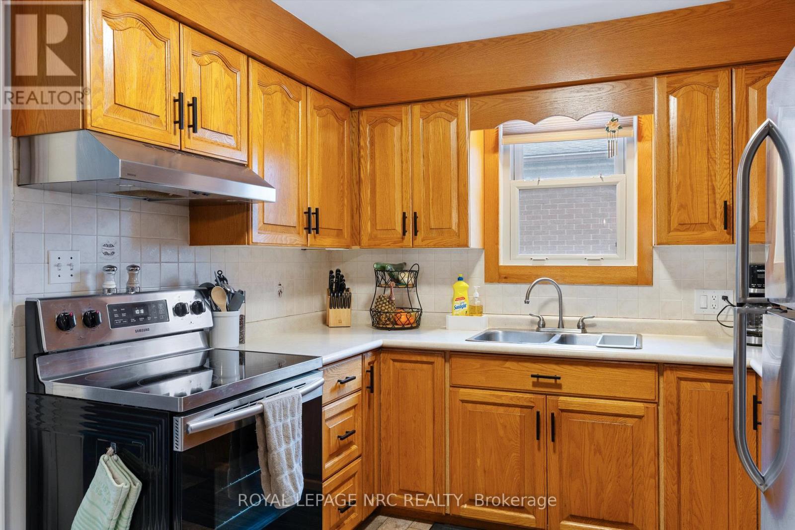 7552 Dorchester Road, Niagara Falls (Oldfield), ON - Indoor Photo Showing Kitchen With Double Sink