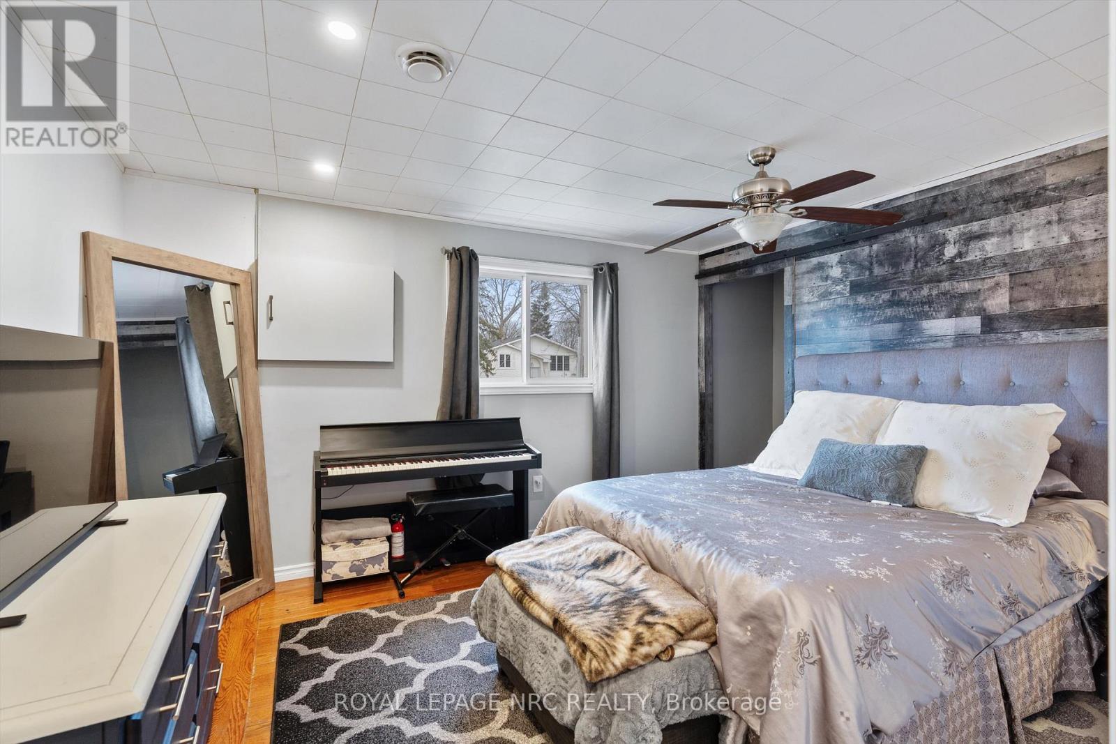 7552 Dorchester Road, Niagara Falls (Oldfield), ON - Indoor Photo Showing Bedroom