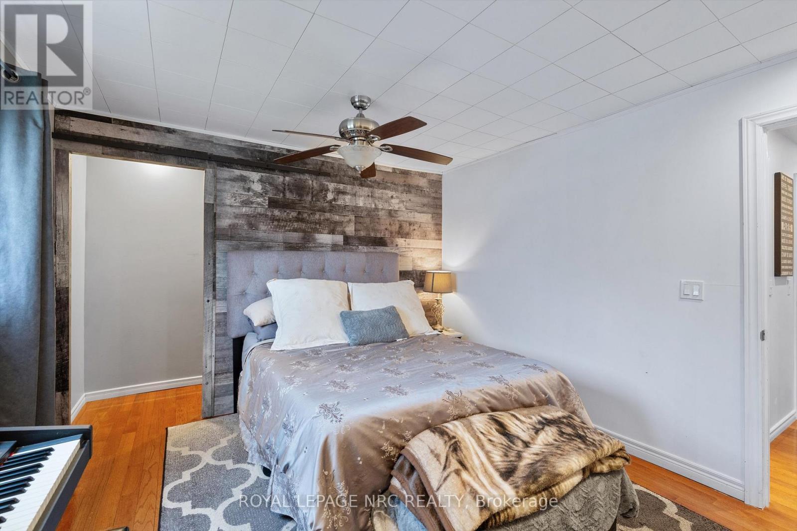 7552 Dorchester Road, Niagara Falls (Oldfield), ON - Indoor Photo Showing Bedroom
