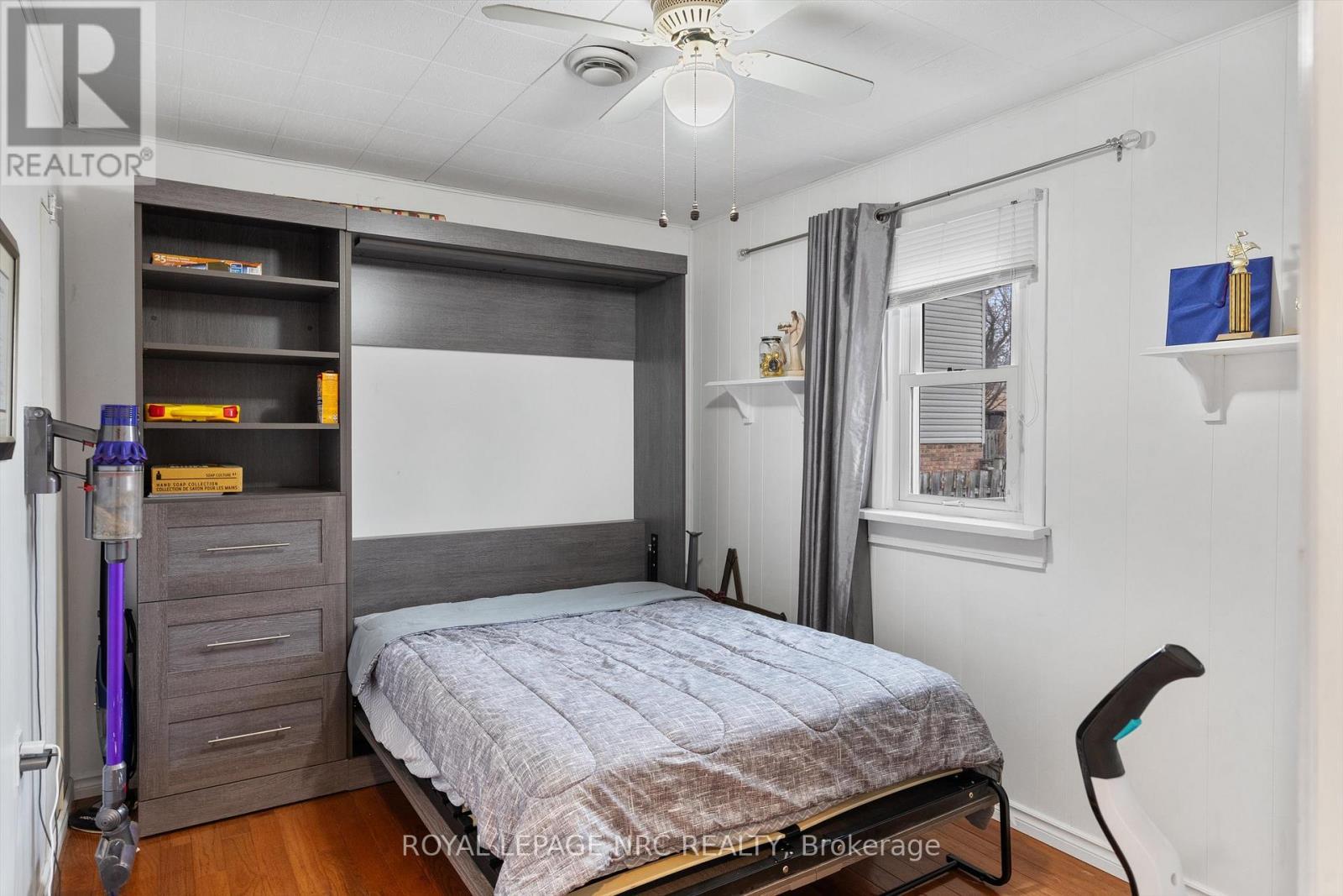 7552 Dorchester Road, Niagara Falls (Oldfield), ON - Indoor Photo Showing Bedroom