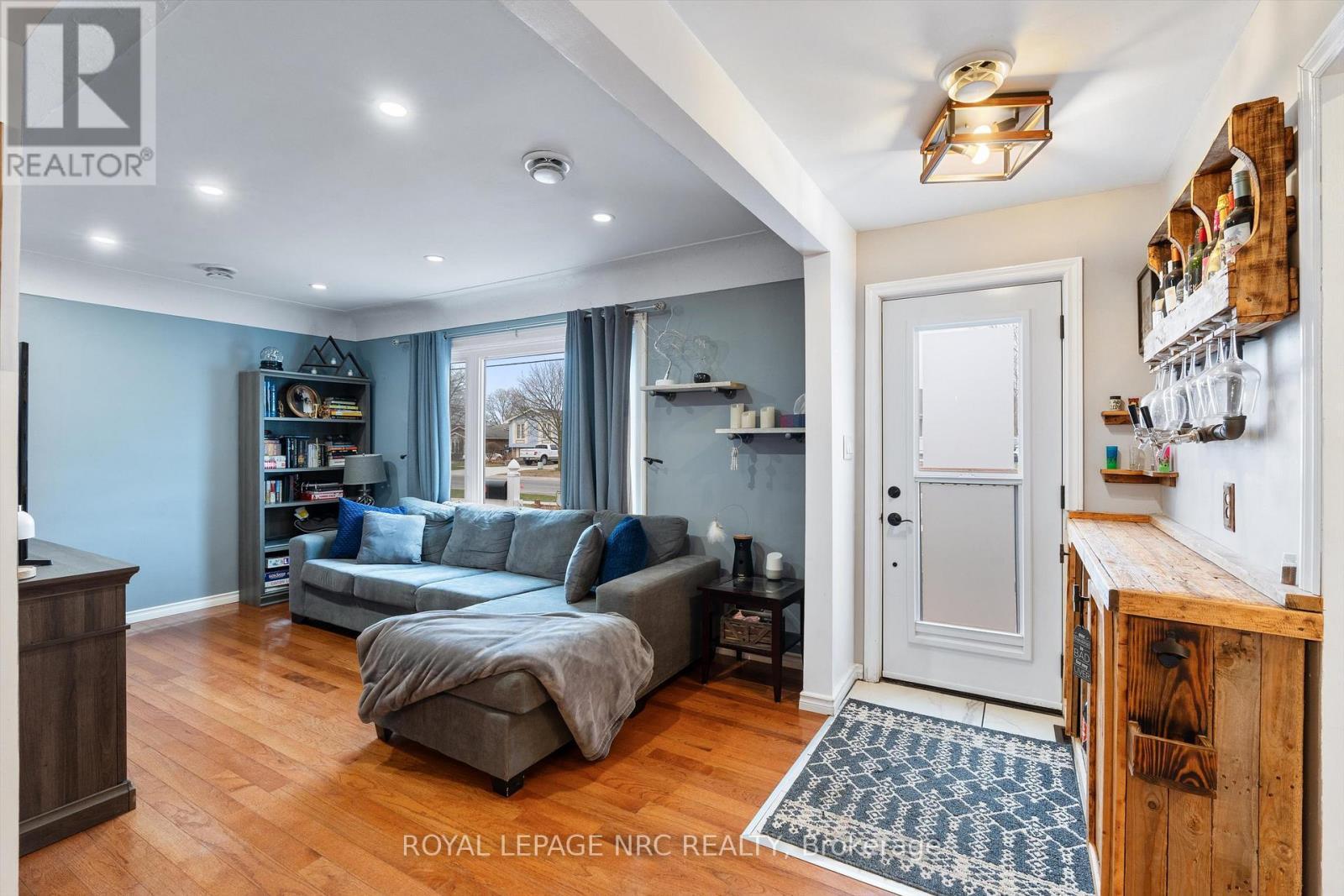 7552 Dorchester Road, Niagara Falls (Oldfield), ON - Indoor Photo Showing Living Room