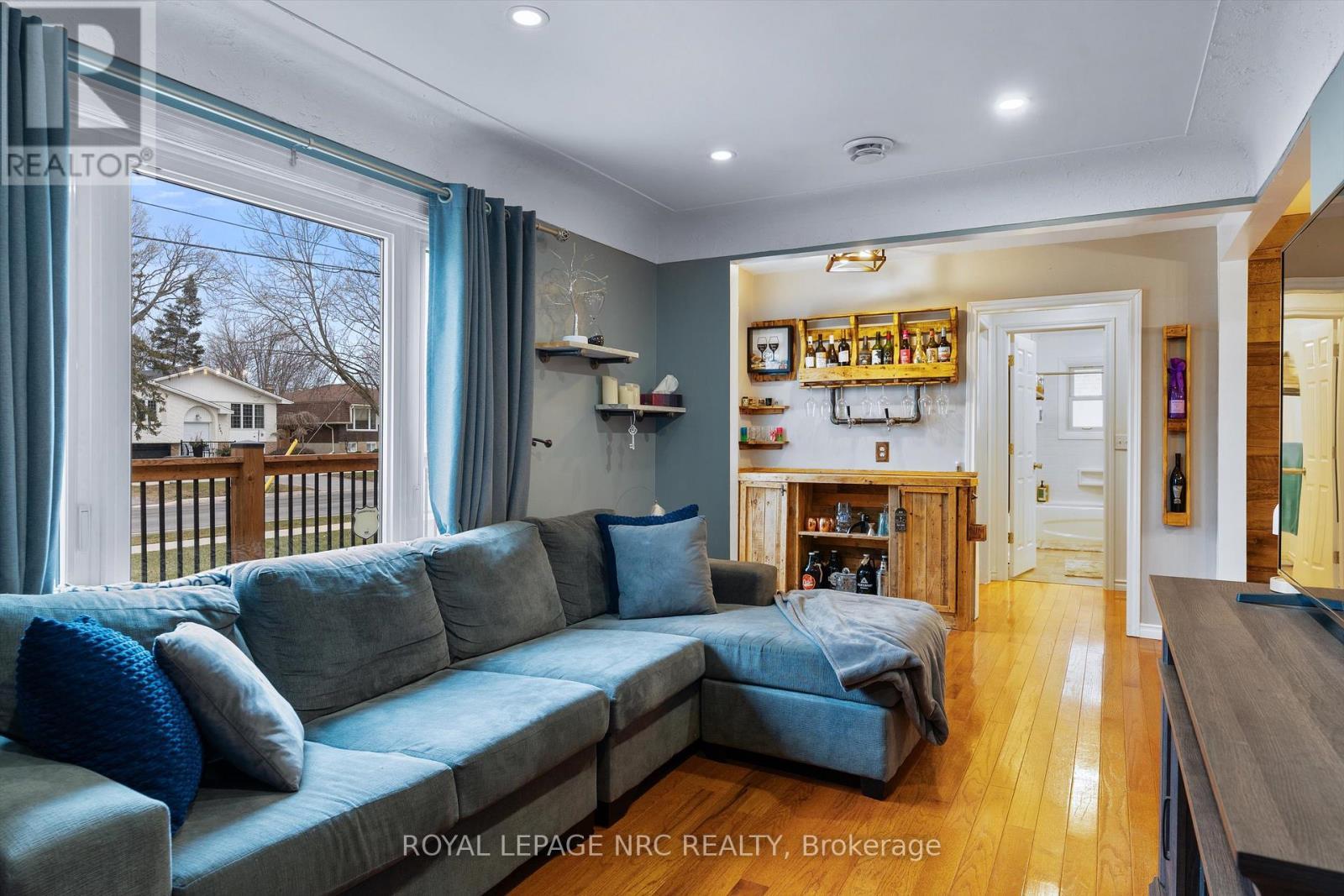 7552 Dorchester Road, Niagara Falls (Oldfield), ON - Indoor Photo Showing Living Room