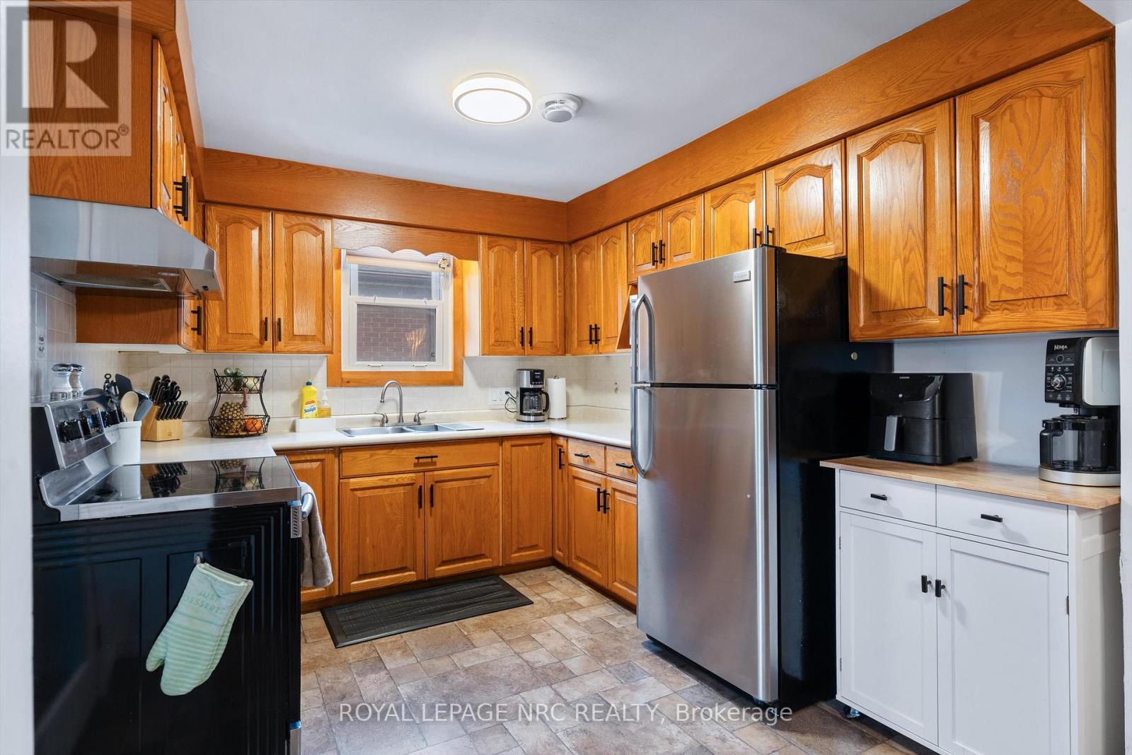 7552 Dorchester Road, Niagara Falls (Oldfield), ON - Indoor Photo Showing Kitchen With Double Sink