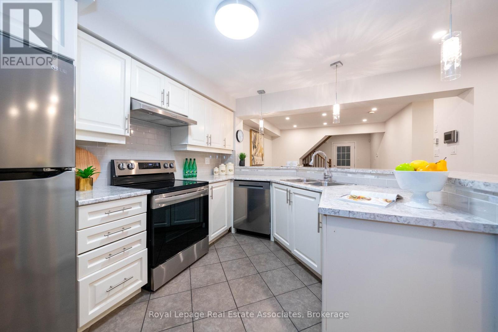 303 Chuchmach Close, Milton, ON - Indoor Photo Showing Kitchen With Stainless Steel Kitchen With Double Sink
