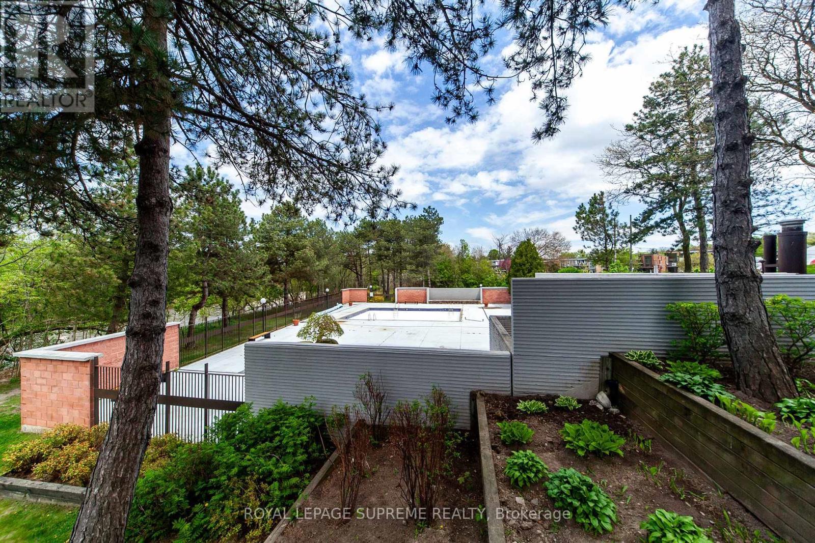 205 - 270 Scarlett Road, Toronto, ON - Outdoor