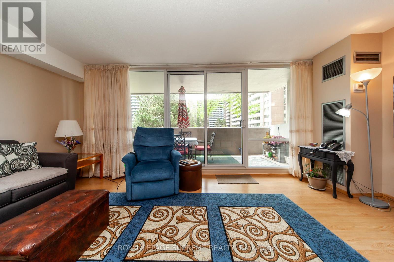 205 - 270 Scarlett Road, Toronto, ON - Indoor Photo Showing Living Room