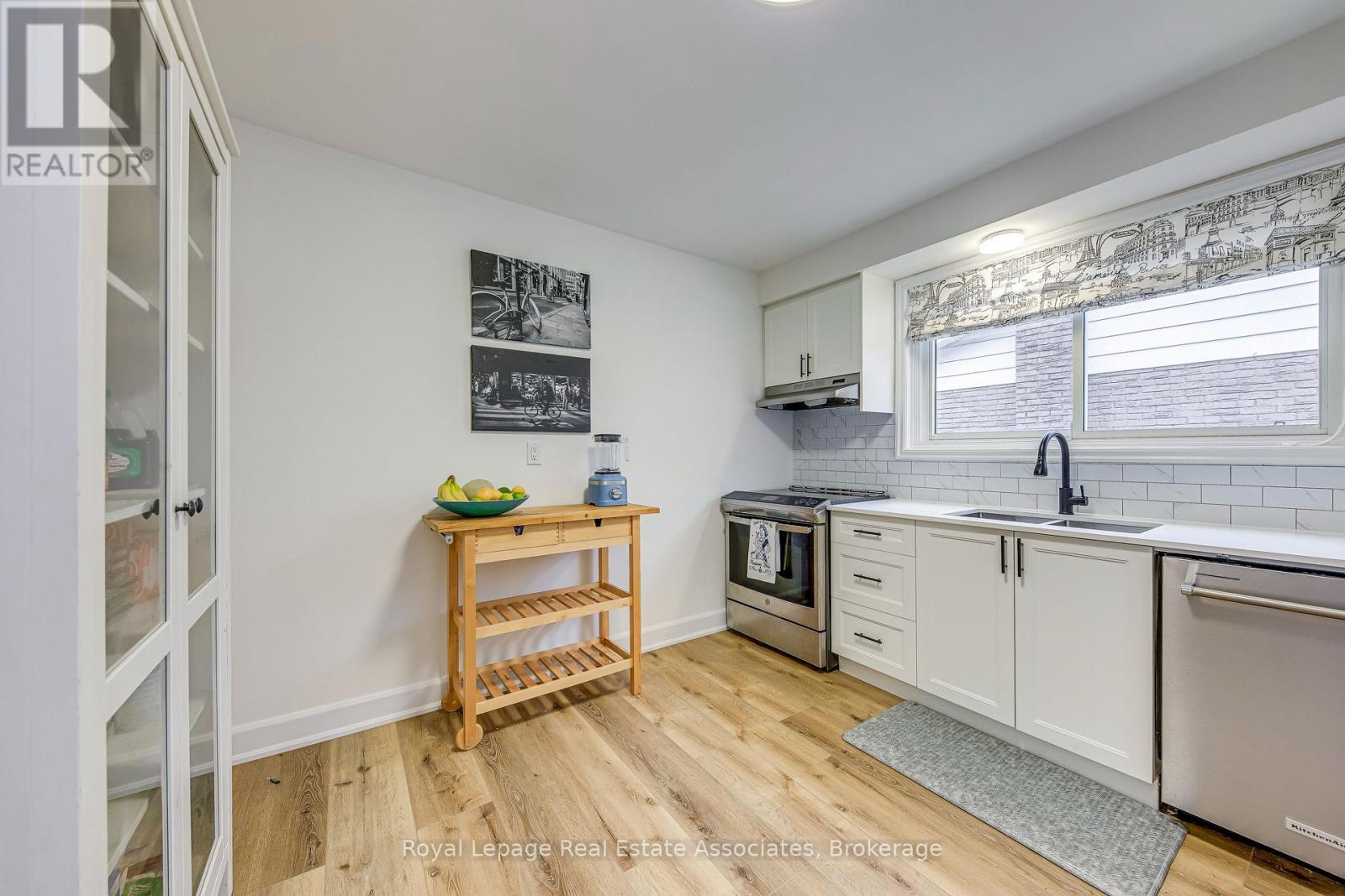166 Ranwood Court, Hamilton, ON - Indoor Photo Showing Kitchen With Double Sink