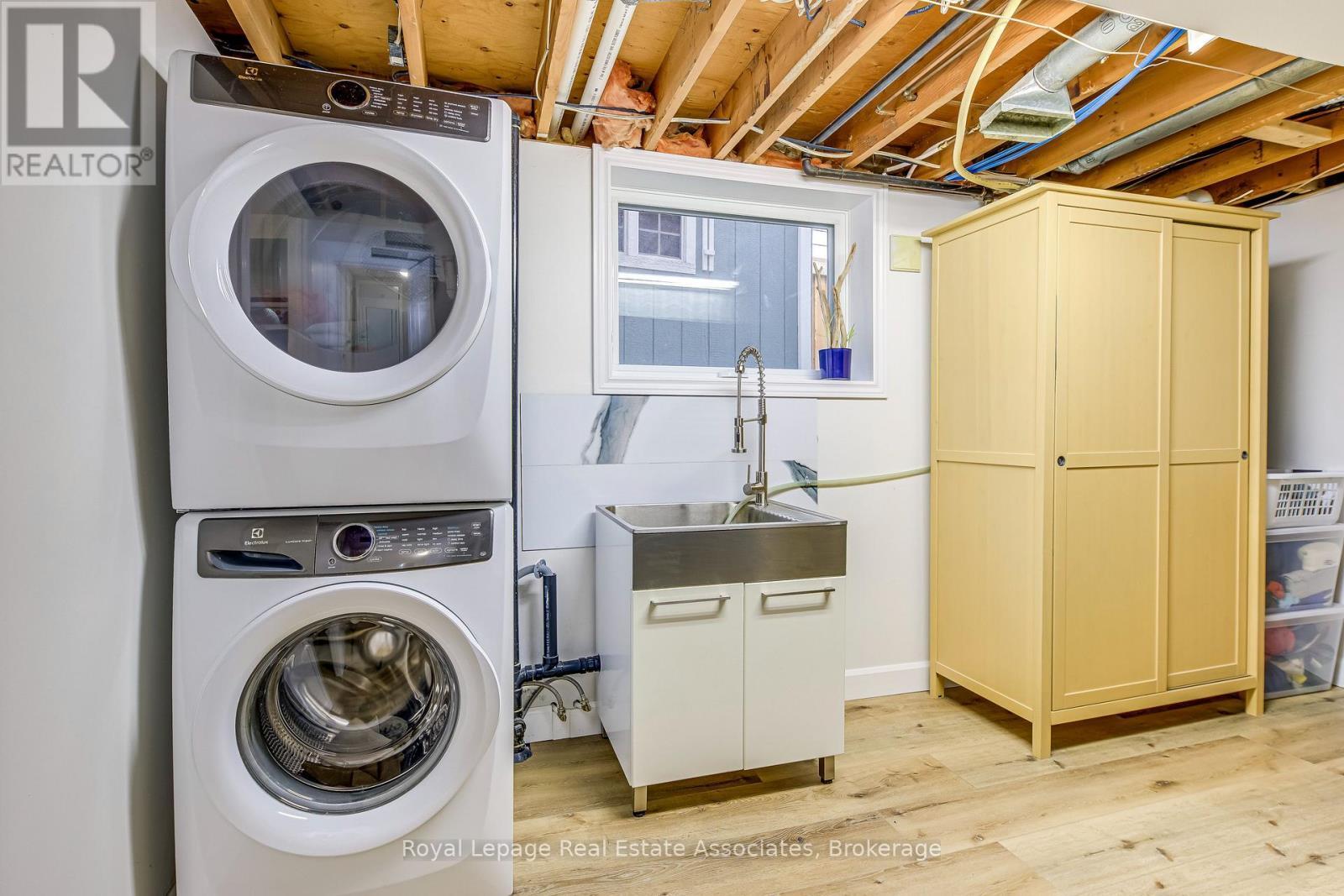166 Ranwood Court, Hamilton, ON - Indoor Photo Showing Laundry Room