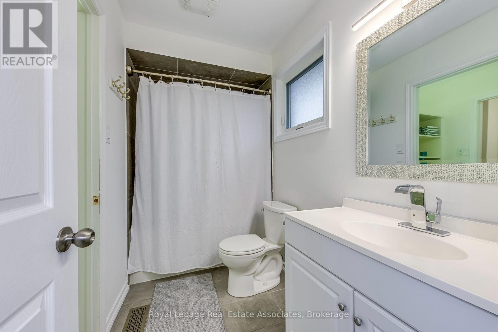 166 Ranwood Court, Hamilton, ON - Indoor Photo Showing Bathroom