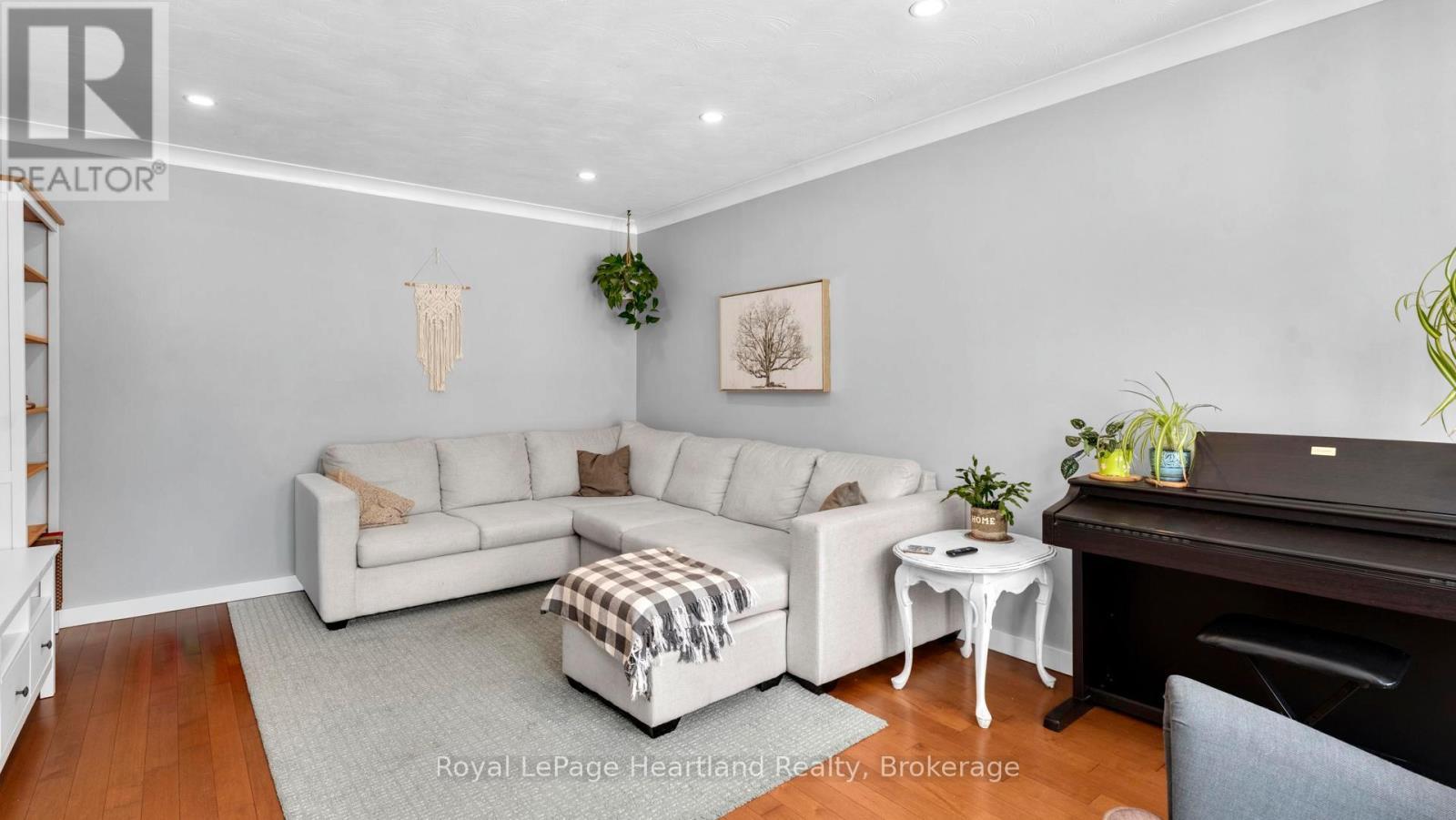 296 Walnut Street S, Goderich (Goderich (Town)), ON - Indoor Photo Showing Living Room