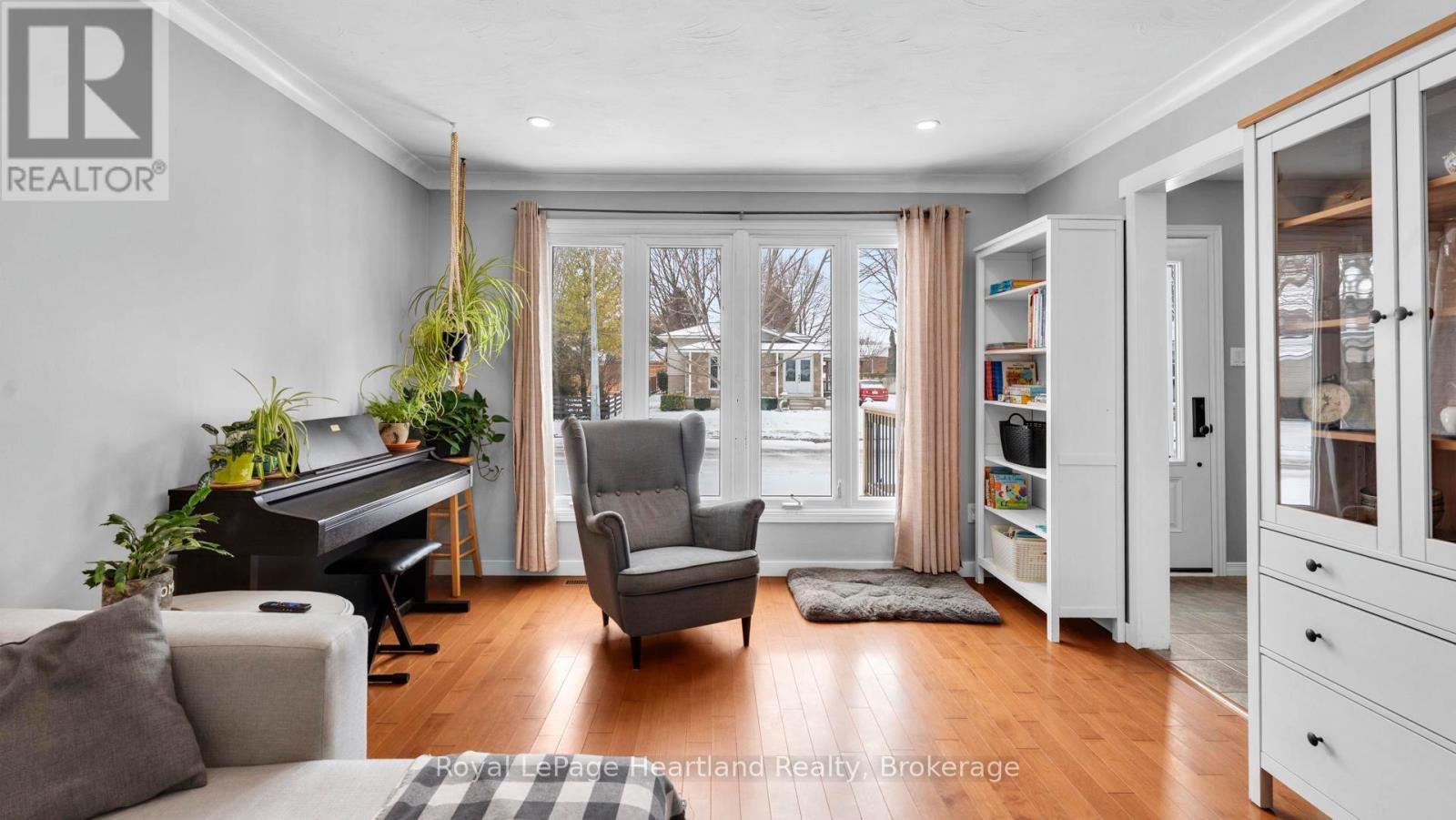 296 Walnut Street S, Goderich (Goderich (Town)), ON - Indoor Photo Showing Living Room