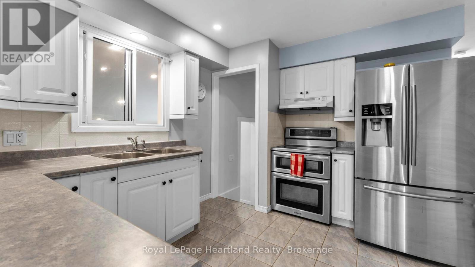 296 Walnut Street S, Goderich (Goderich (Town)), ON - Indoor Photo Showing Kitchen With Double Sink
