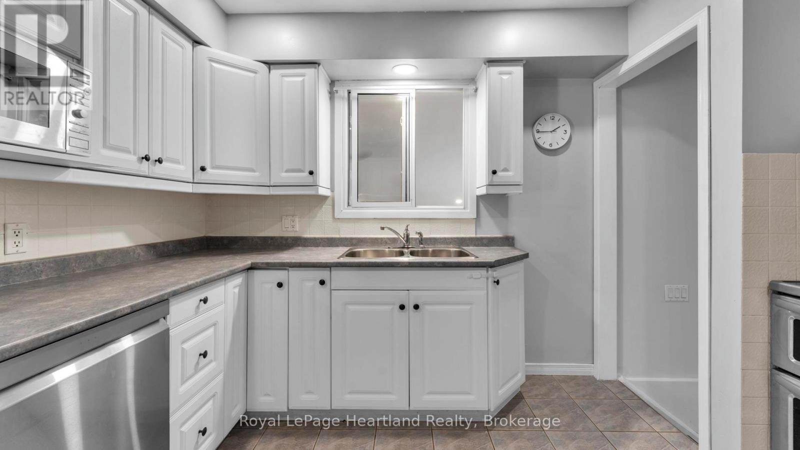 296 Walnut Street S, Goderich (Goderich (Town)), ON - Indoor Photo Showing Kitchen With Double Sink