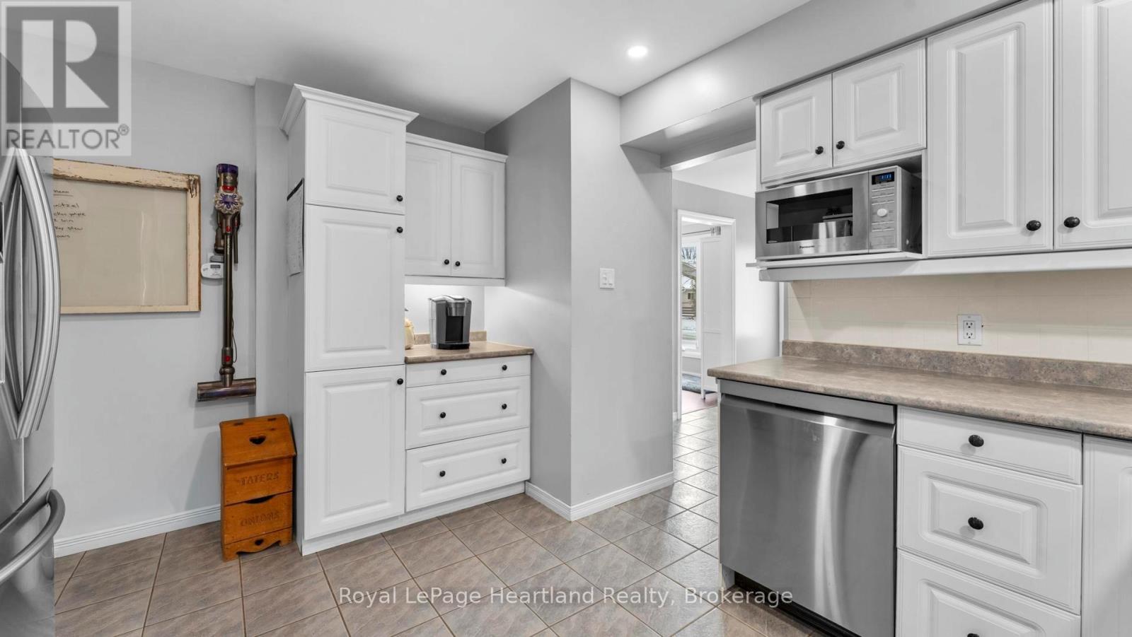296 Walnut Street S, Goderich (Goderich (Town)), ON - Indoor Photo Showing Kitchen