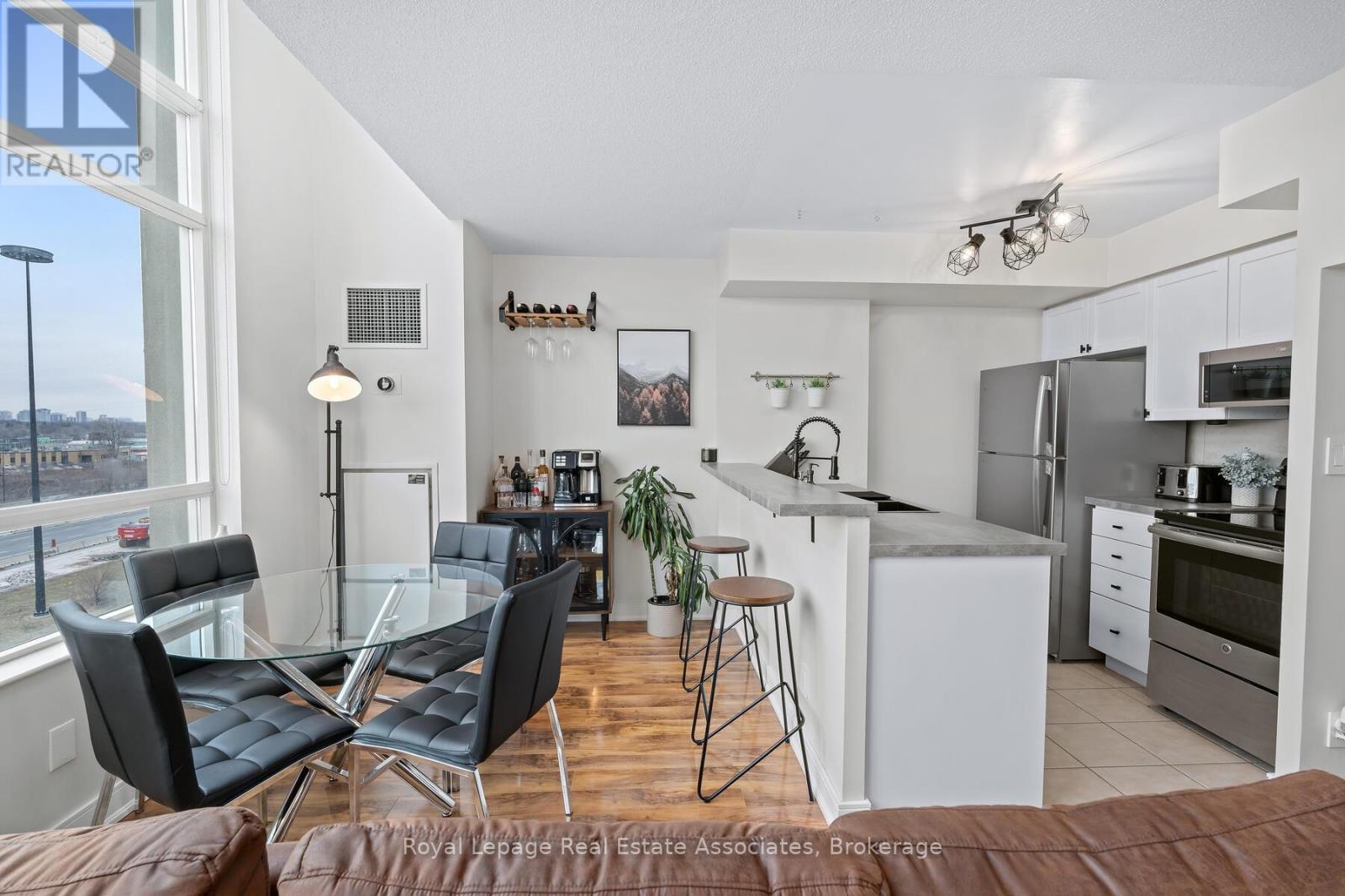 433 - 200 Manitoba Street, Toronto, ON - Indoor