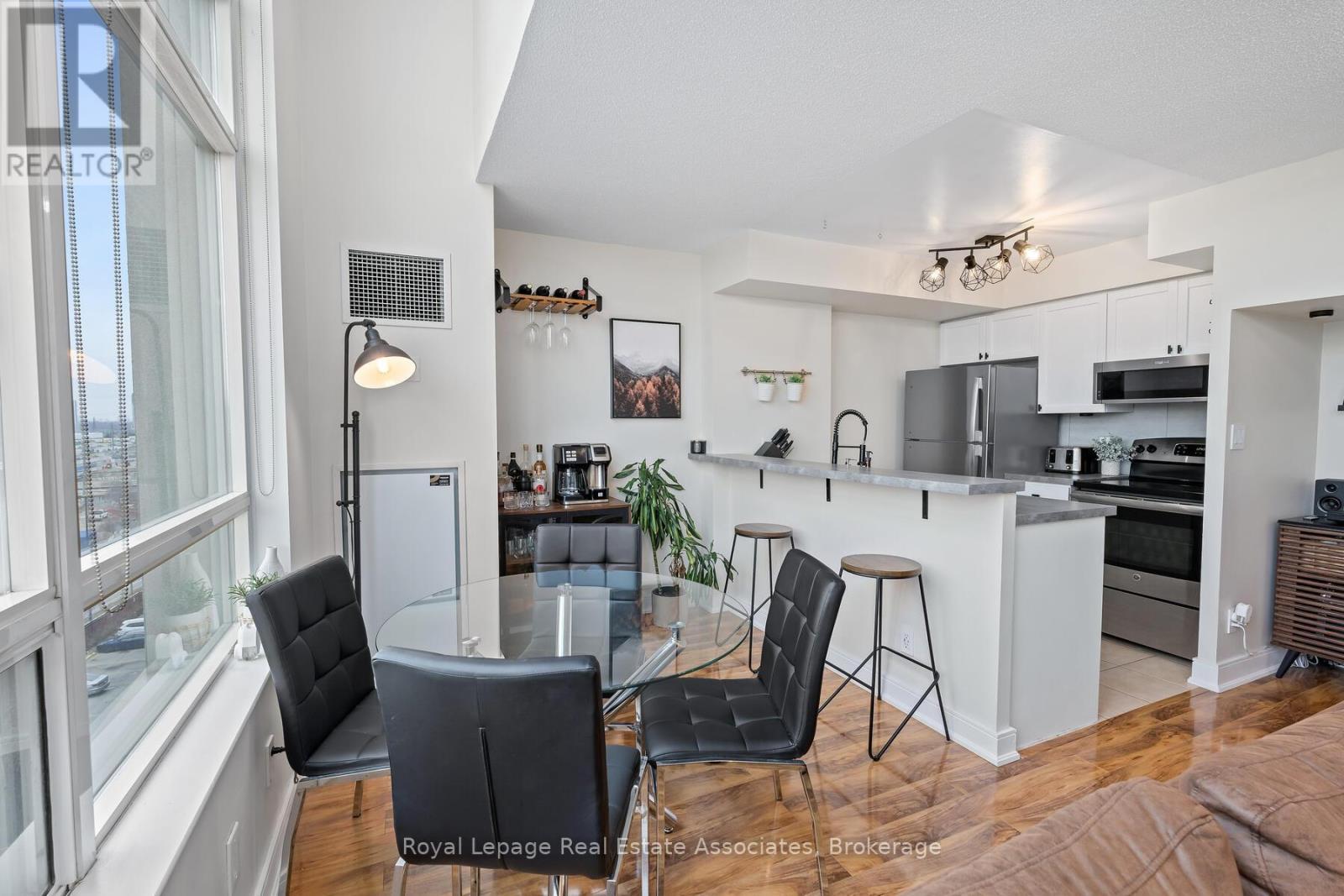 433 - 200 Manitoba Street, Toronto, ON - Indoor