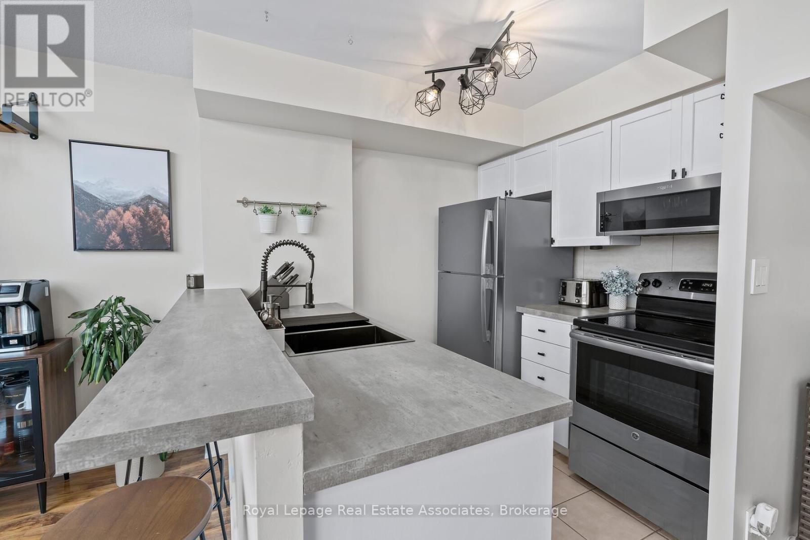 433 - 200 Manitoba Street, Toronto, ON - Indoor Photo Showing Kitchen With Stainless Steel Kitchen With Double Sink