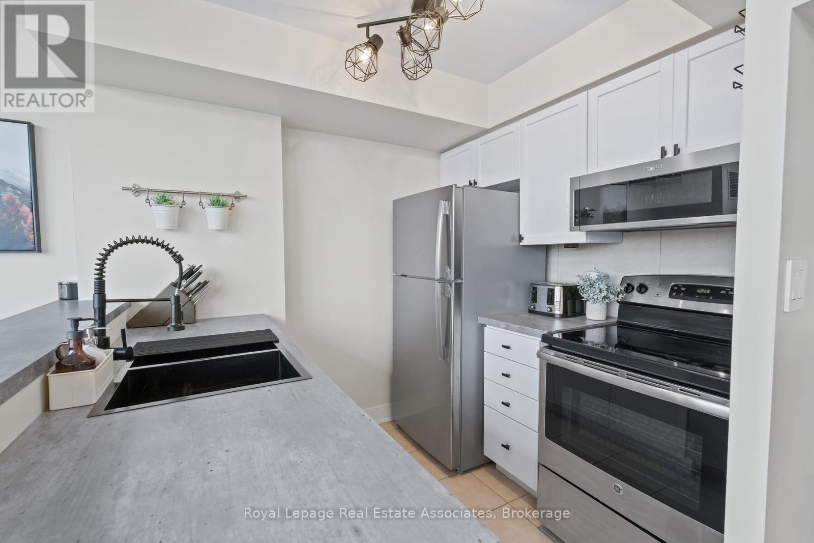 433 - 200 Manitoba Street, Toronto, ON - Indoor Photo Showing Kitchen With Stainless Steel Kitchen