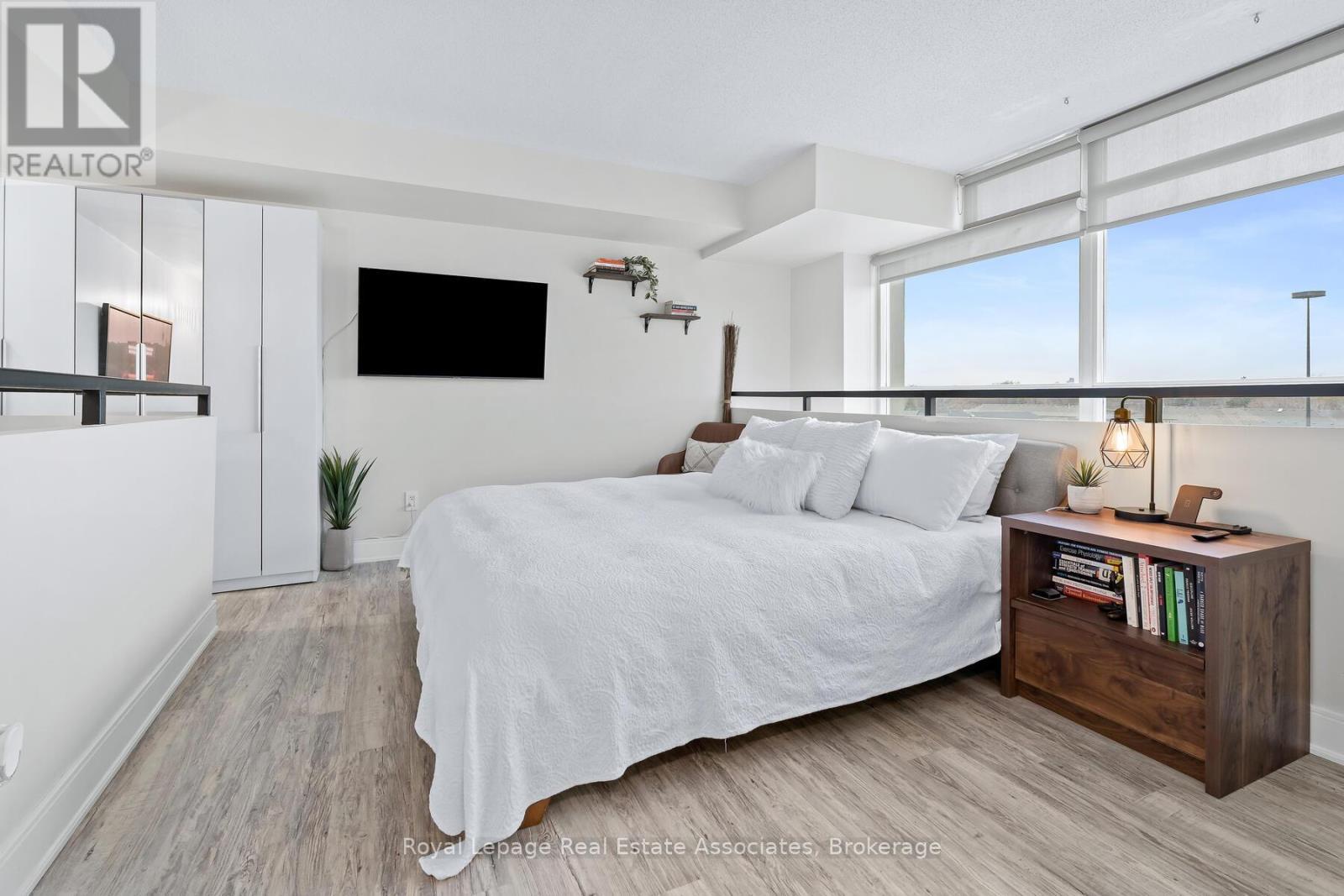 433 - 200 Manitoba Street, Toronto, ON - Indoor Photo Showing Bedroom