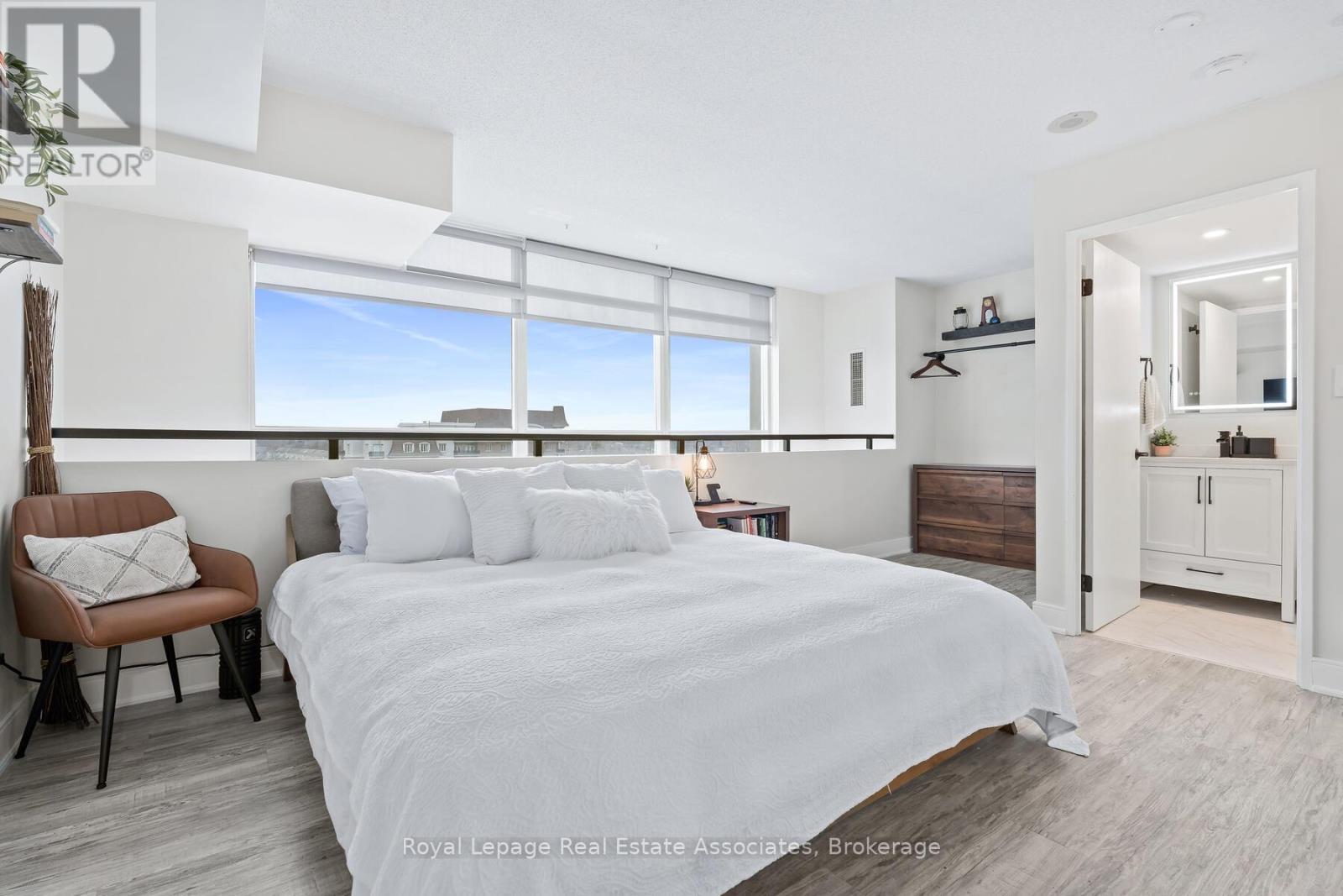 433 - 200 Manitoba Street, Toronto, ON - Indoor Photo Showing Bedroom