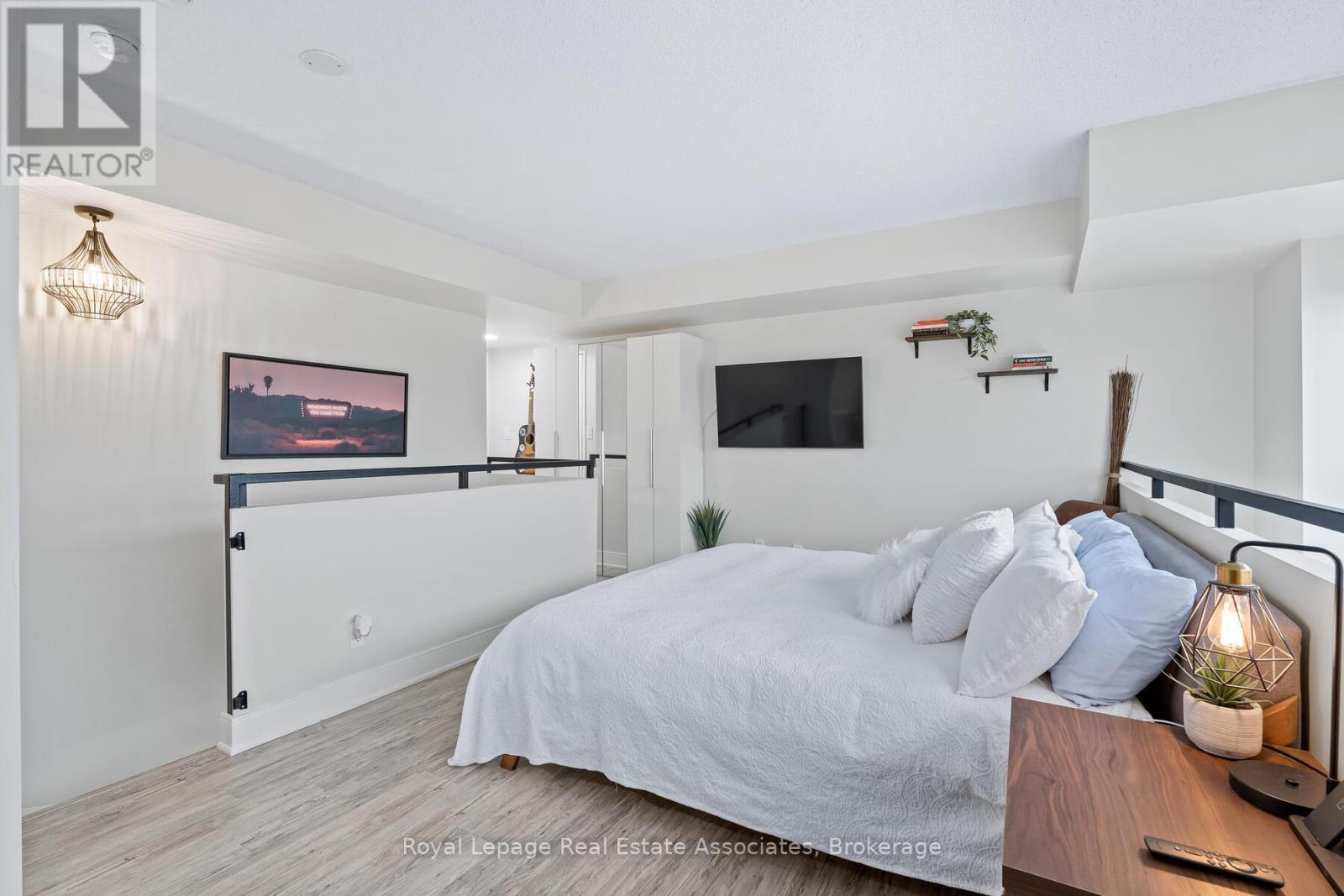 433 - 200 Manitoba Street, Toronto, ON - Indoor Photo Showing Bedroom
