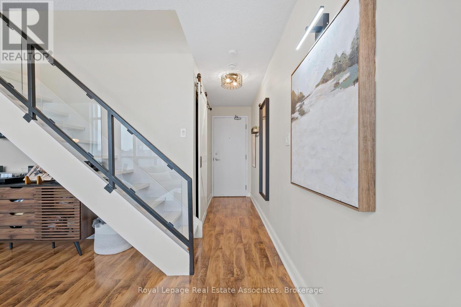 433 - 200 Manitoba Street, Toronto, ON - Indoor Photo Showing Other Room