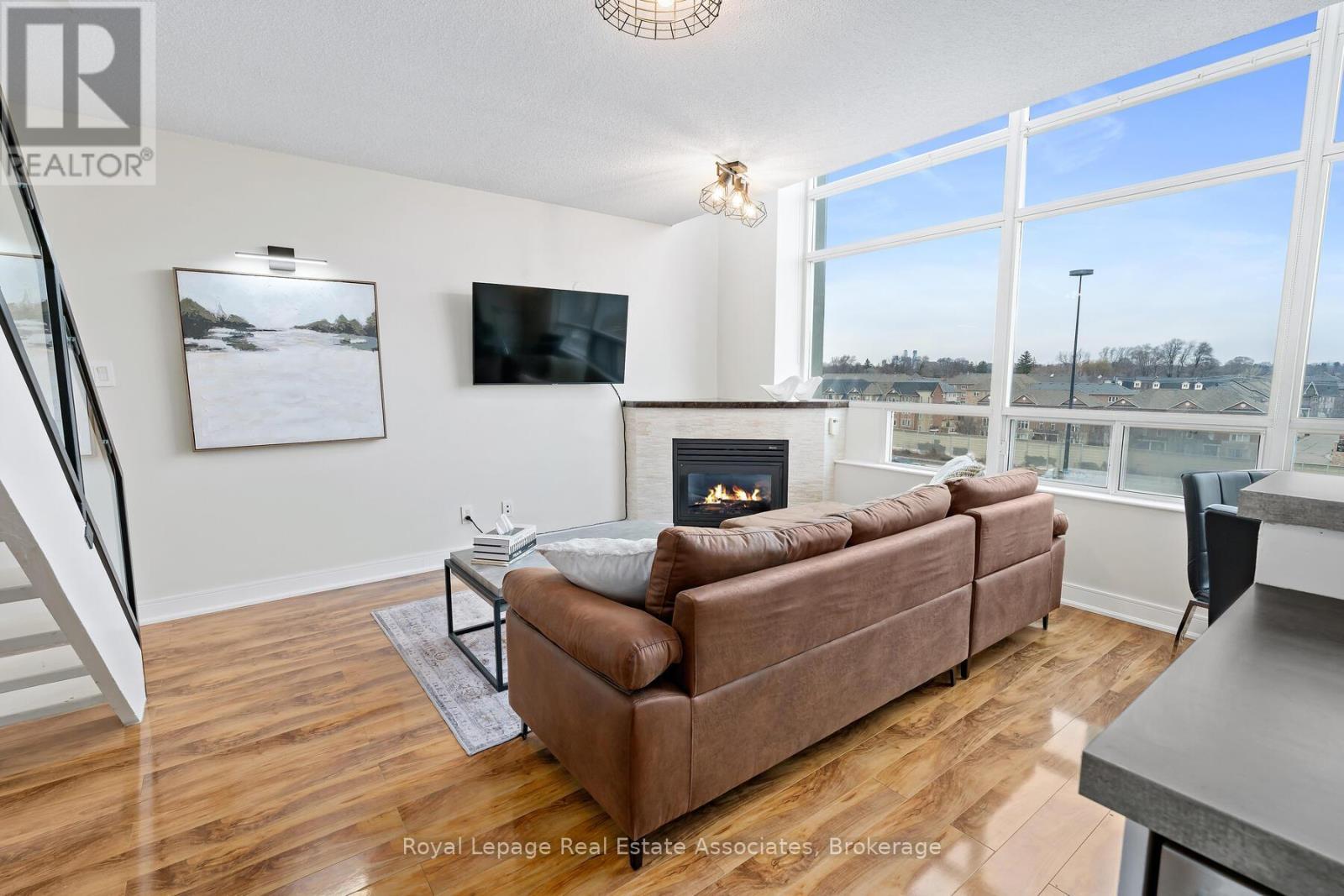 433 - 200 Manitoba Street, Toronto, ON - Indoor Photo Showing Living Room With Fireplace