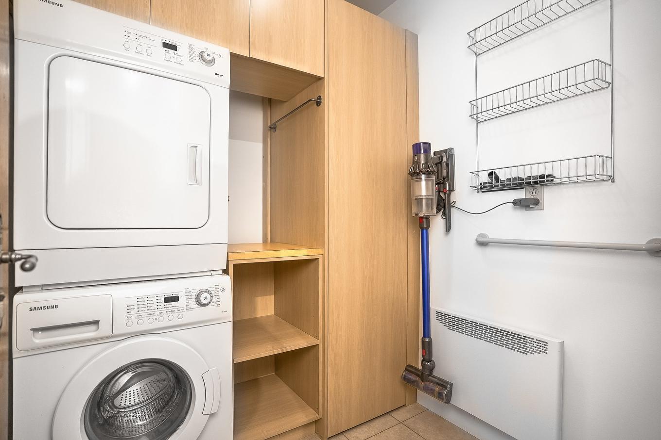 Penderie (Walk-in) - 202-2800A Rue St-Patrick, Montréal (Le Sud-Ouest), QC - Indoor Photo Showing Laundry Room