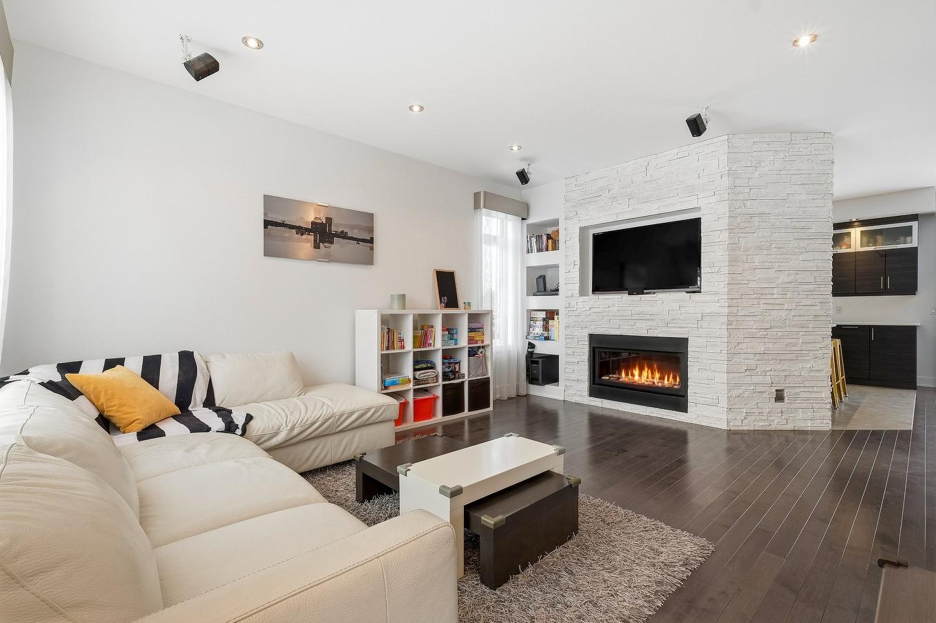 Living room - 3053 Rue Des Nénuphars, Marieville, QC - Indoor Photo Showing Living Room With Fireplace