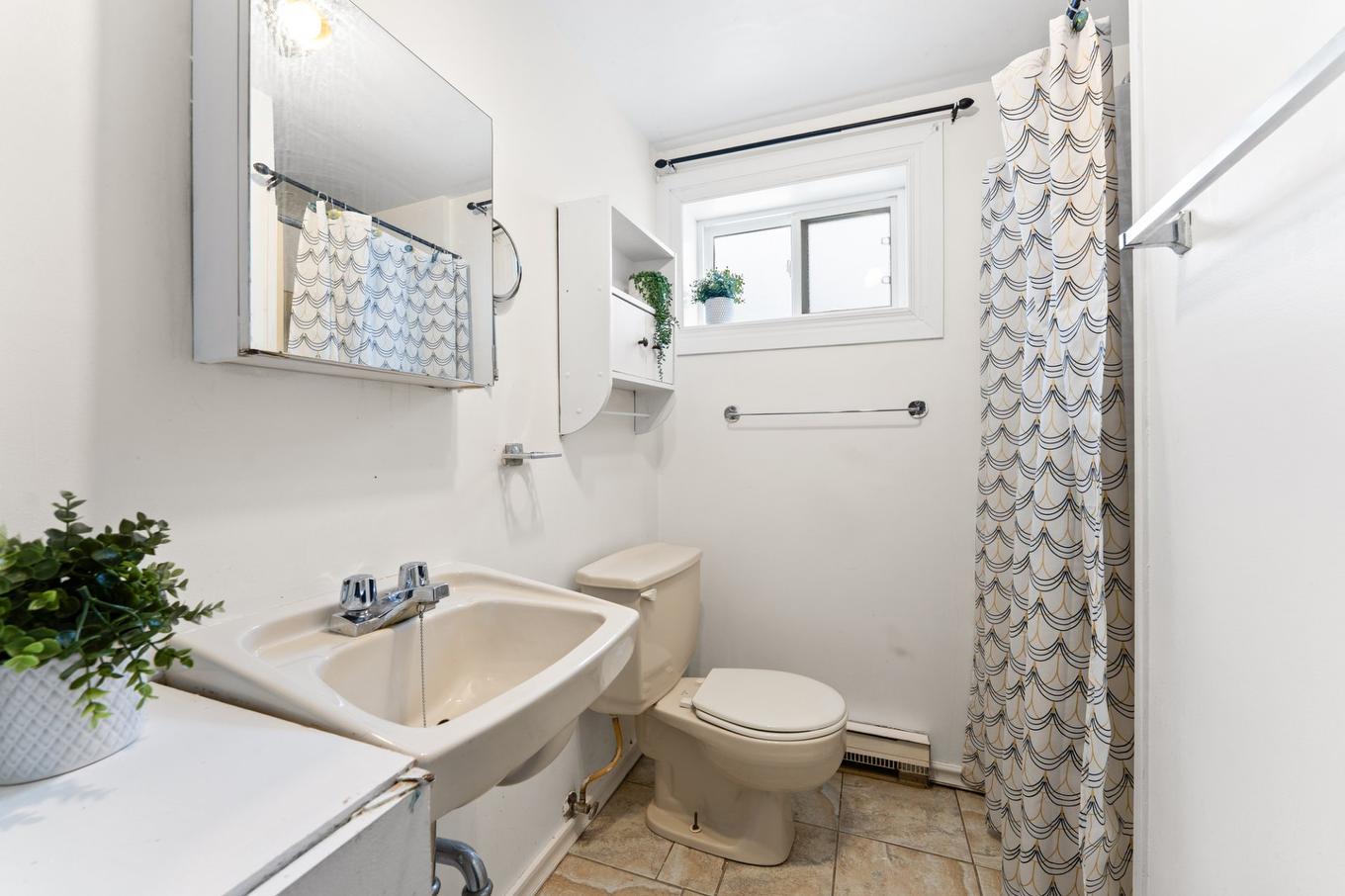 Basement - 13872 Rue Forsyth, Montréal (Rivière-Des-Prairies/Pointe-Aux-Trembles), QC - Indoor Photo Showing Bathroom