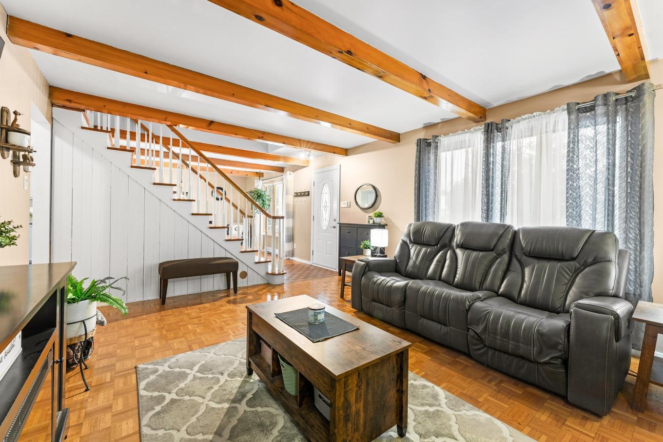 Living room - 13872 Rue Forsyth, Montréal (Rivière-Des-Prairies/Pointe-Aux-Trembles), QC - Indoor Photo Showing Living Room
