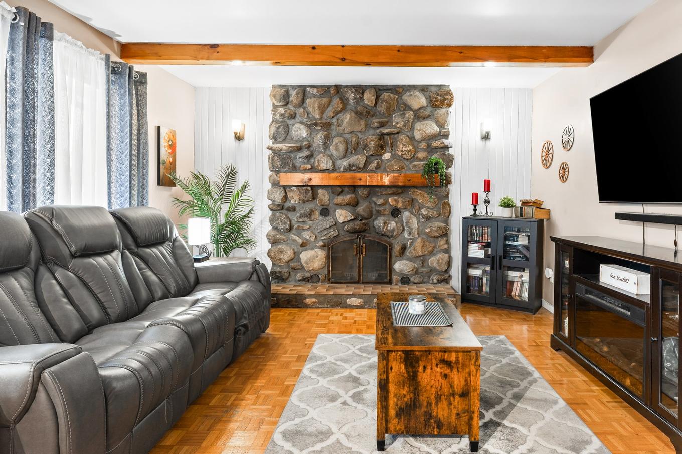 Living room - 13872 Rue Forsyth, Montréal (Rivière-Des-Prairies/Pointe-Aux-Trembles), QC - Indoor Photo Showing Living Room With Fireplace